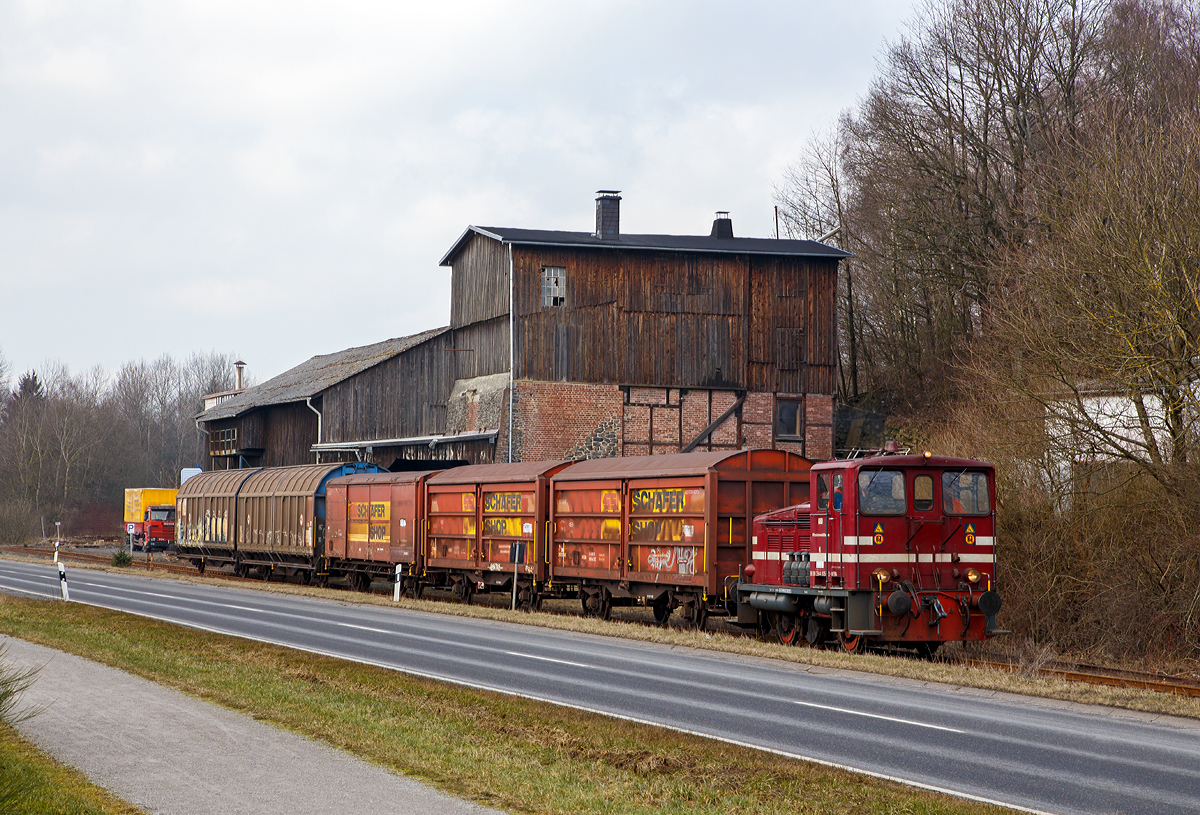 
G�terverkehr am Westerwald....
Die V 26.3 (Lok 3) der Westerwaldbahn (WEBA) eine Jung R 30 B, f�hrt am 09.03.2016 mit einem ihrem nach Weitefeld, hier zwischen Elkenroth und  Weitefeld.
