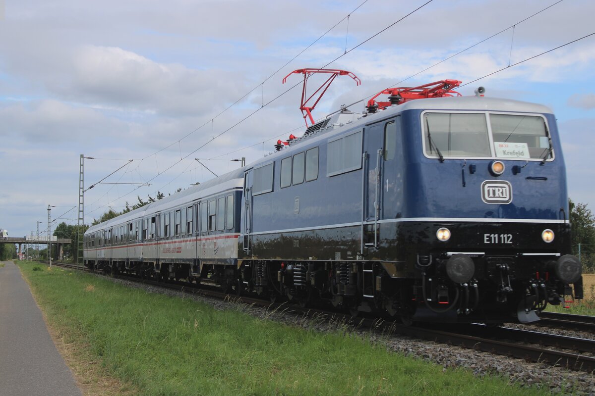 Hätte es die Umnumerierung und Umlackierung ab 1968 nicht gegeben, konnte 111 112 so aussehen: TRI E11 112 durchfahrt am 23 Juli 2025 Karst-Broicherheide mit der RB37. 