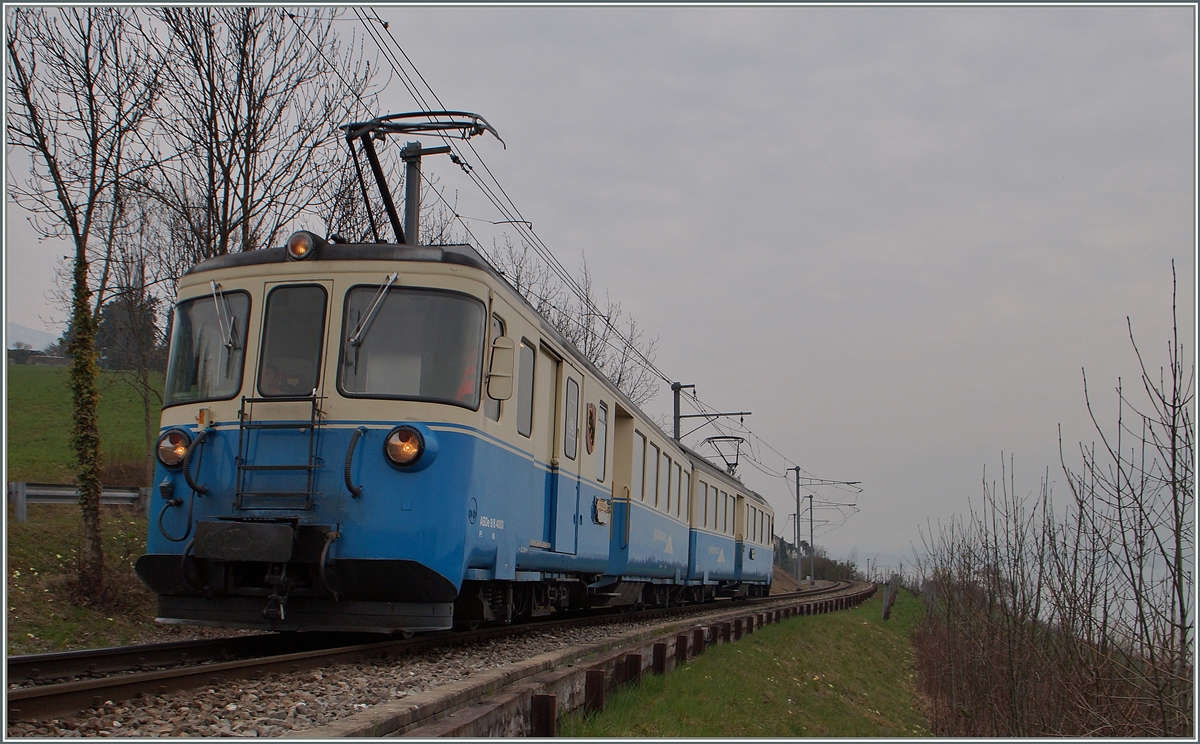 Halbstündlich fahren die MOB Regionalzüge nach Fontanivent oder Sonzier. Dafür genügt ein Umlauf, welcher in der Regel durch einen GTW abgedeckt wird. Für den Berufsverkehr und am Mittag verkehren einige Züge bis und ab Les Avants, dafür ist denn ein zweiter Umlauf erforderlich, welcher meist ein zweier GTW eingesetzt wird. Falls dieser nicht zur Verfügung steht. greift die MOB auf den Be 4/4 1007 oder wie hier auf eine ABDe 8/8 zurück. 
Hier ist der ABDe 8/8 4403  BERN  als 2344 kurz vor Planchamp zu sehen. 
20. März 2015