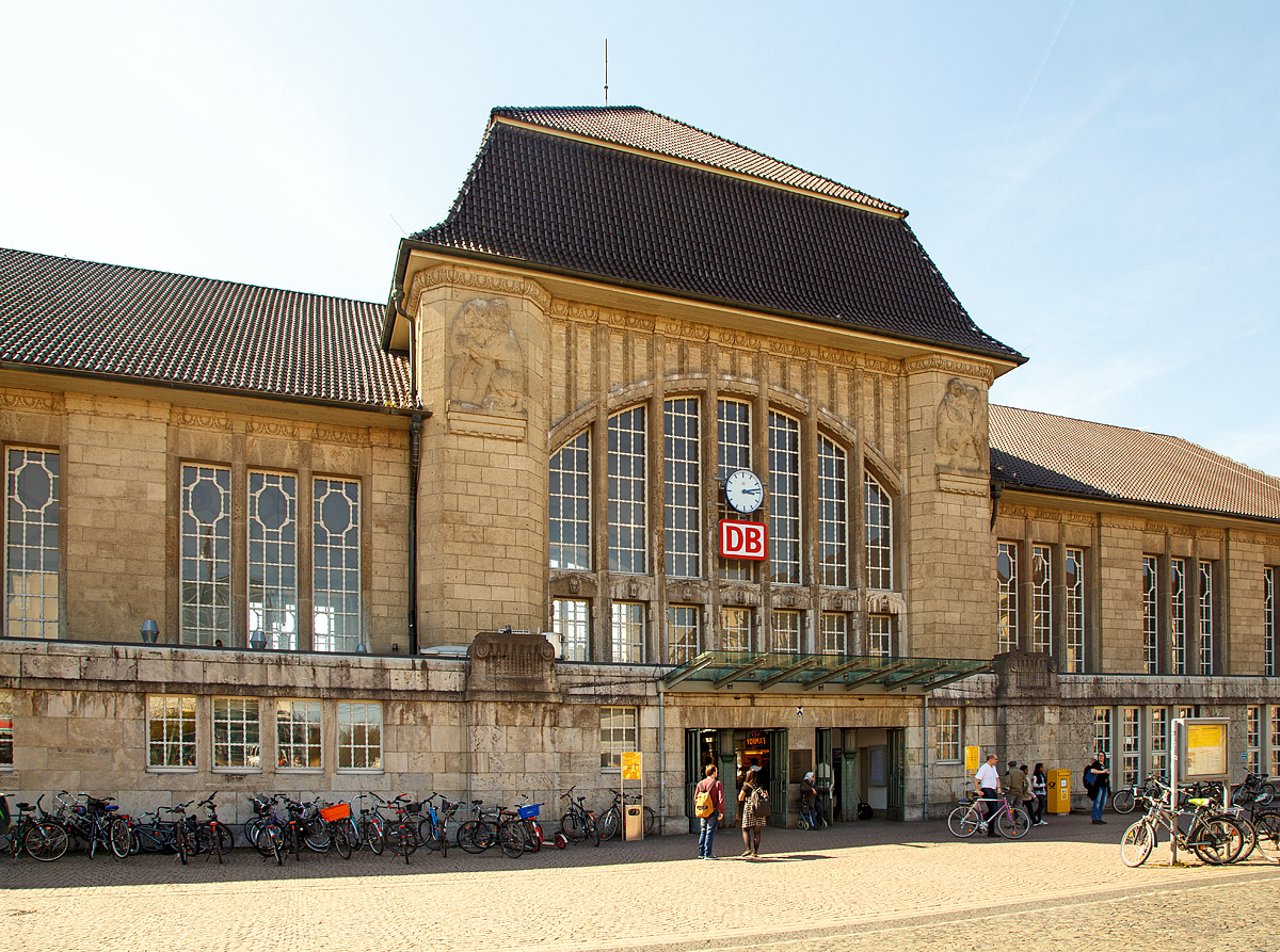 
Hauptbahnhof Darmstadt der Haupteingang vom Empfangsgebäude am 07.04.2018. 