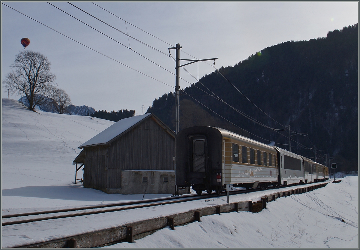 Heissluftballon Festival 2016 in Château d'Oex: Trotz recht guten Voraussetzungen gab es dieses Jahr nur andeutungsweise Bilder, welche die Bahn mit dem Ballonfestival in Verbindung bringen und doch, so schient es mit eine eigene Ambiente bieten.
Bei Rossinère, 26. Jan. 2016