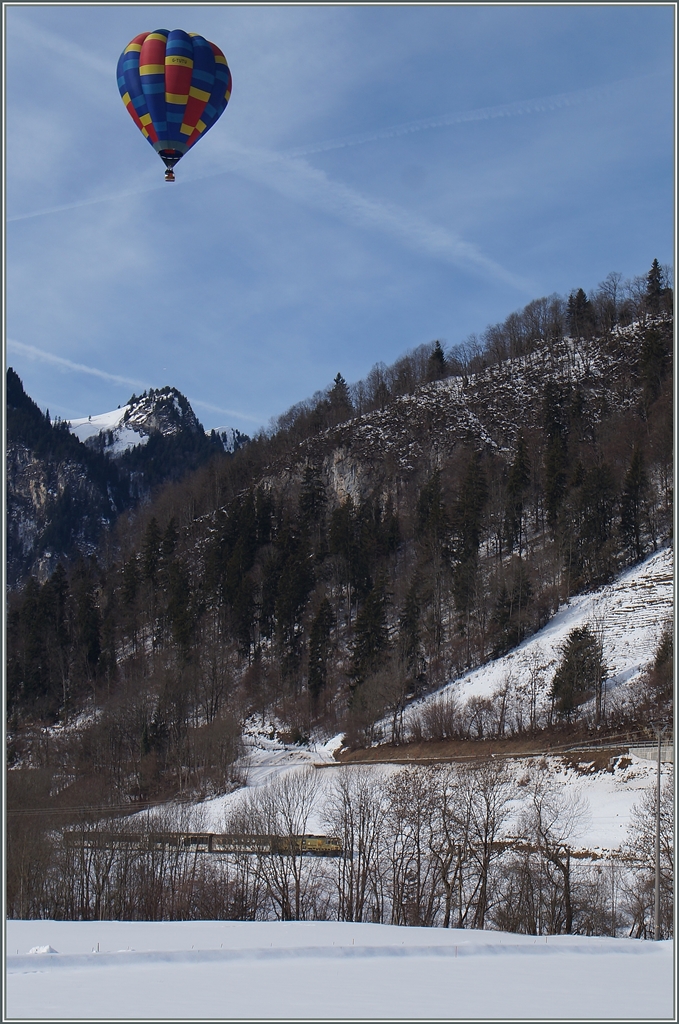 Heissluftballon Festival 2016 in Château d'Oex: Trotz recht guten Voraussetzungen gab es dieses Jahr nur andeutungsweise Bilder, welche die Bahn mit dem Ballonfestival in Verbindung bringen und doch, so schient es mit eine eigene Ambiente bieten.
Bei Rossinère, 26. Jan. 2016