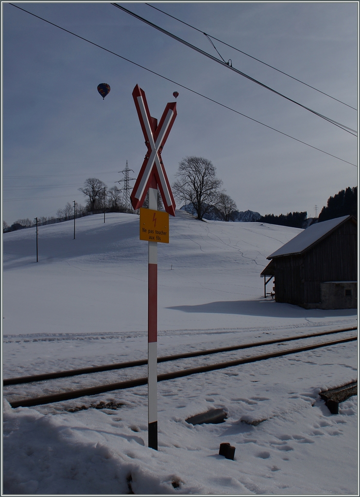 Heissluftballon Festival 2016 in Château d'Oex: Trotz recht guten Voraussetzungen gab es dieses Jahr nur andeutungsweise Bilder, welche die Bahn mit dem Ballonfestival in Verbindung bringen und doch, so schient es mit eine eigene Ambiente bieten. 
Bei Rossinère, 26. Jan. 2016