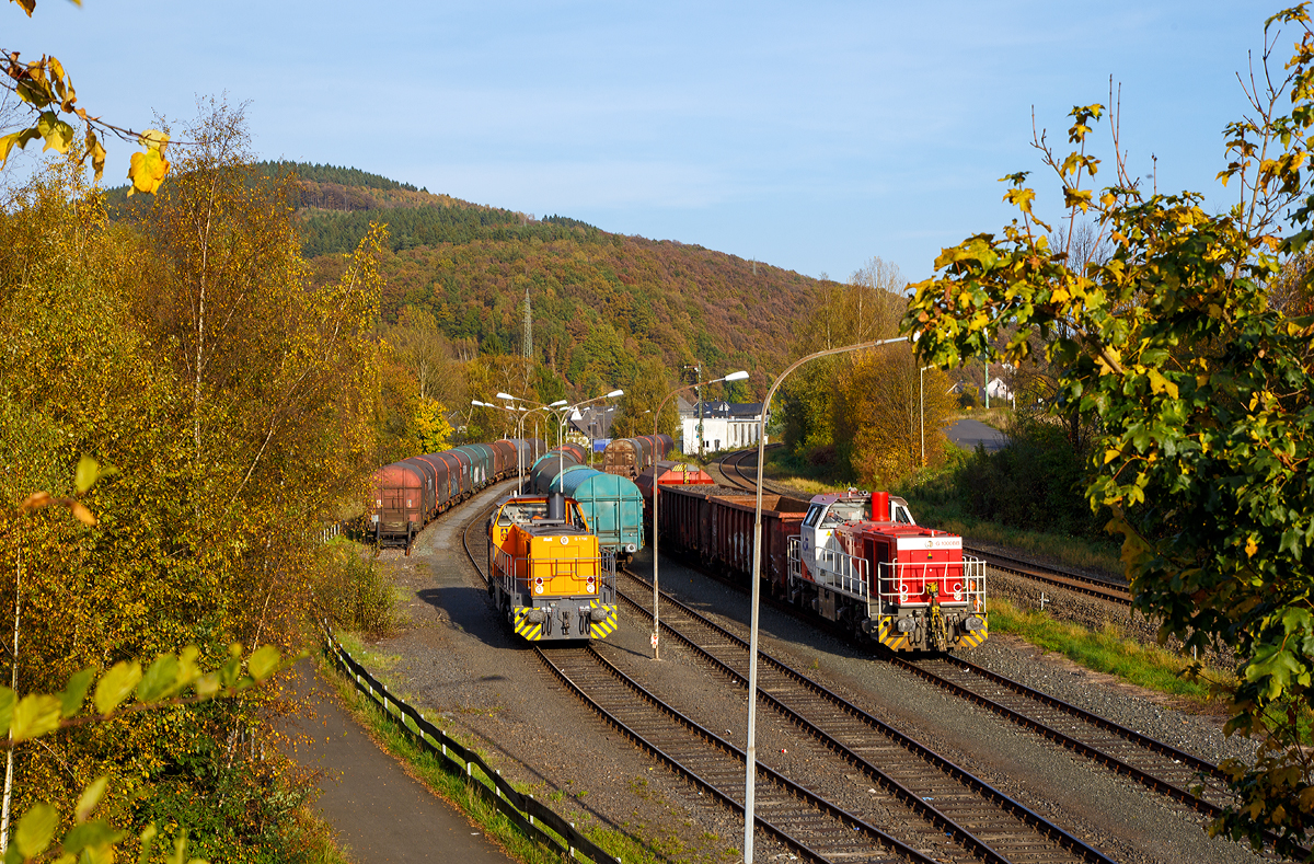
Herbst im Hellertal - Der nachmittägliche Güterverkehr auf dem Rangierbahnhof der KSW Kreisbahn Siegen-Wittgenstein (ehem. Freien Grunder Eisenbahn AG) in Herdorf (19.10.2017): Links die KSW 42 (92 80 1277 902-3 D-KSW) eine Vossloh MaK G 1700 BB der KSW und rechts die  Lok 47 (92 80 1271 027-5 D-KSW), ex D 2 der HFM, eine Vossloh G 1000 BB der KSW steht mit einem Güterzug zur Übergabefahrt bereit.