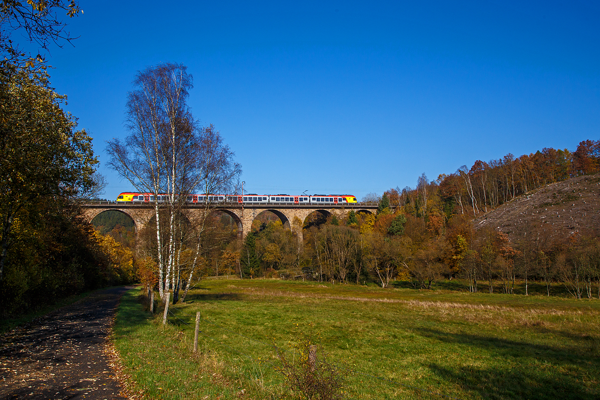 Herbstzeit im Siegerland...
Ein 5-teiliger Flirt der HLB (Hessischen Landesbahn) als RE 99 (RE 40) Main-Sieg-Express (Fankfurt - Gießen - Siegen), fährt am 28.10.2021 über den Rudersdorfer Viadukt in Richtung Siegen.

Der Rudersdorfer Viadukt wurde zwischen 1914 und 1915 gebaut, und gehört zu den Ingenieur-Großbauwerken der Dillstrecke (KBS 445).
