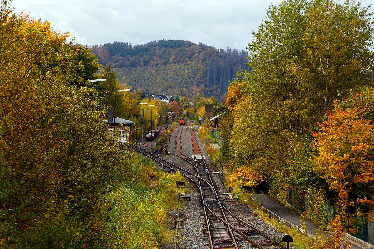 Herbstzeit....
Blick auf den Bahnhof Herdorf am 23.10.2021, zu Besuch ist die BBL 15 alias 214 026-7 (92 80 1214 026-7 D-BBL) der BBL Logistik GmbH, ex 212 288-5, ex DB V 100 2288.
