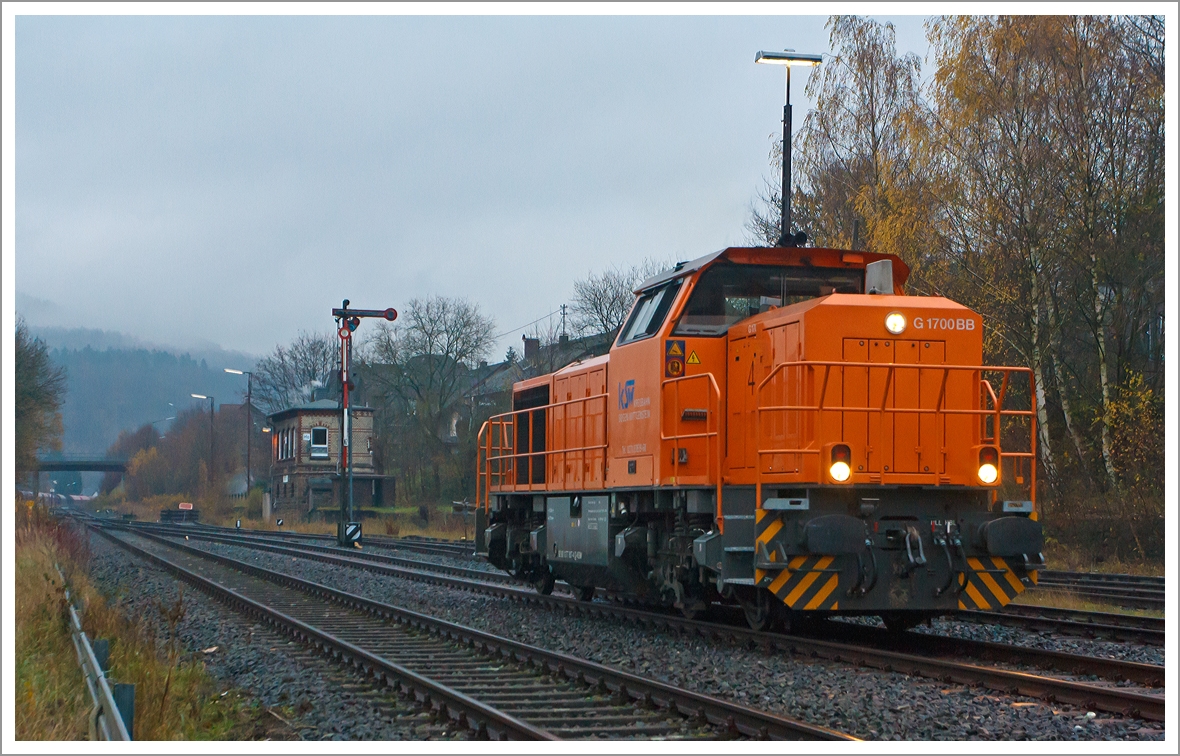 Herdorf den 25.11.2013, nachmittags bei leichtem Nebel: 

Die Lok 46 der Kreisbahn Siegen-Wittgenstein (KSW), eine Vossloh G 1700-2 BB (eingestellt als 92 80 1277 807-4 D-KSW) ist Betzdorf/Sieg angekommen, nun hat sie auf Gleis 2  zwar noch Hp 0 aber auch Sh 1  Fahrverbot aufgehoben , somit kann sie in Rangierfahrt zum KSW-G�terbahnhof fahren. Wird Sh 1 an einem Hauptsignal zusammen mit Hp 0 gezeigt, so hebt es das Rangierverbot auf. 

Hinten das Stellwerk Herdorf Ost (Ho).