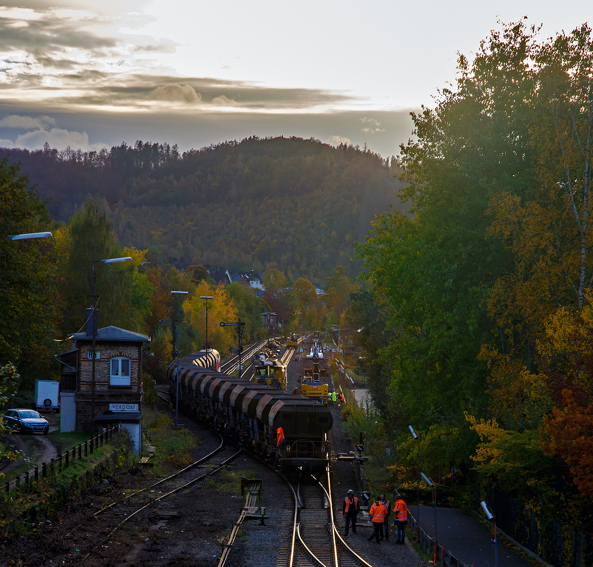 
Herdorf den 27.10.2020:
Nachdem die Stopfmaschine und die Schotterverteil- und Planiermaschine auf Gleis 2 gefahren sind, haben sie so das Gleis frei gemacht und die 218 485-1 (92 80 1218 485-1 D-AIX) der AIXrail GmbH kann mit ihrem Schotterzug (zweiachsige Schüttgutwagen der Gattung Fccpps) aufs Gleis 4 vom Bahnhof Herdorf fahren.