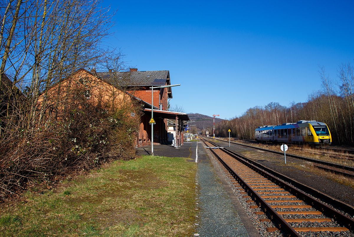 Heute (28.02.2022) ist Rosenmontag, der Umzug und die Feierlichkeiten fallen, bedingt durch Corona, und nun noch durch den Krieg in der Ukraine aus. So langsam haben wir uns ja mit dem Virus arrangiert, aber mit einem Krieg in Europa, der nun auch ganz Europa bedroht, kann man sich nicht arrangieren. Man kann den Ukrainern nur sein Mitgefühl ausdrücken, und hoffen das Russland den Angriff einstellt und die Truppen zurückzieht. 

Trotzdem fuhr ein HLB Sonderzug die Verbindung zwischen Betzdorf (Sieg) und Herdorf als RB 96 „Hellertalbahn“. Hier ist der VT 263 (95 80 0648 163-3 D-HEB / 95 80 0648 663-2 D-HEB) ein Alstom Coradia LINT 41 der HLB (Hessische Landesbahn), der als Umlauf 24365 um 14:01 Uhr Herdorf erreicht hatte, auf Gleis 4 im Bahnhof Herdorf angestellt. Er fährt dann um 16:22 Uhr den Umlauf 24364 als RB 96 „Hellertalbahn“ Herdorf - Betzdorf (Sieg).
