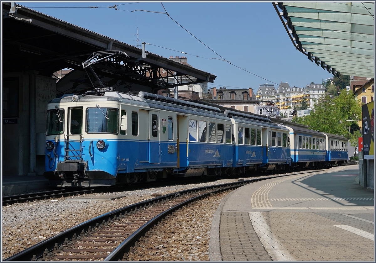 Heute eine Rarität: ein MOB Regionalzug ganz in MOB-Blau! Der MOB ABDe 8/8 4002 VAUD wartet mit zwei reisezugwagen als Regionalzug 2224 nach Zweisimmen in Montreux auf die Abfahrt.

21. August 2018
