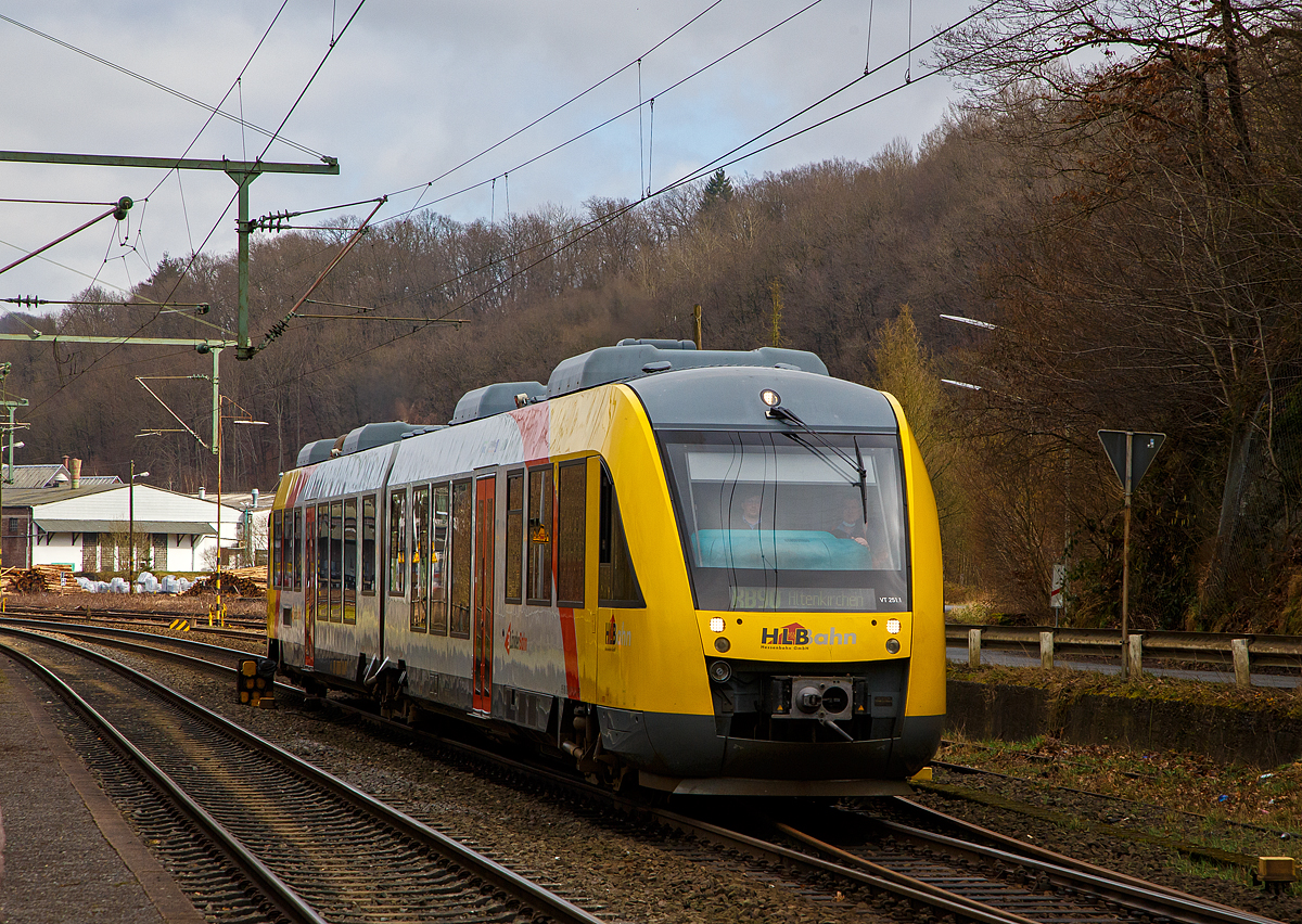 Heute wird links gefahren....
Der Dieseltriebzug VT 251 (95 80 0648 151-8 D-HEB / 95 80 0648 651-7 D-HEB) ein Alstom Coradia LINT 41 der HLB (Hessische Landesbahn), mit über 20 Minuten Verspätung, erreicht am 26.02.2020 den Bahnhof Scheuerfeld/Sieg. Er fährt als RB 90  Westerwald-Sieg-Bahn  (Siegen - Au/Sieg - Altenkirchen). 

Mir war es eigentlich schon klar, dass er dann nicht an Gleis 402, sondern an Gleis 411 hält, aber nicht der DB. Die Anzeige am Bahnsteig, wie auch die DB Navigator App, zeigten zwar die Verspätung, aber zeigten auch an der er von Gleis 402 fährt. So ergibt sich nun eine zusätzliche Verspätung, denn die Reisenden mussten nun erst zum ca. 50 m entfernten und gegenüberliegenden Bahnsteig laufen. Aber zum Glück ging wenigstens die Schranke auf. Sorry an den Tf der HLB, mit meinem Zeichen wollte ich darauf aufmerksam machen, dass es einfach nicht angezeigt wurde. Das dürfte nicht viel Aufwand für den Fdl sein.

In der DB Reiseauskunft bzw. DB Navigator App Stand:
Zwischen Scheuerfeld (Sieg) und Niederhövels befinden sich Gegenstände auf der Strecke. Der Streckenabschnitt ist eingleisig befahrbar. In der Folge kommt es wahrscheinlich zu Verspätungen. Die voraussichtliche Dauer der Störung ist bis zum 26.02.2022.

Die Gegenstände waren Felsbrocken, neben dem bald folgenden Mühlburg-Tunnel war an der Felswand eine Felsberäumung im Gange. Dabei werden alle losen Steine entfernt, um die Gefahr eines möglichen Steinschlages zu mindern. Bild dazu folgt.