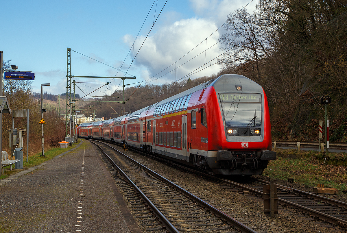 Heute wird links gefahren....
Der RE 9 - Rhein Sieg Express (RSX) Siegen - Köln – Aachen fährt. am 26.02.2022 Steuerwagen voraus, durch den Bahnhof Scheuerfeld (Sieg) in Richtung Köln, Schublok war die 146 002.

In der DB Reiseauskunft bzw. DB Navigator App Stand:
Zwischen Scheuerfeld (Sieg) und Niederhövels befinden sich Gegenstände auf der Strecke. Der Streckenabschnitt ist eingleisig befahrbar. In der Folge kommt es wahrscheinlich zu Verspätungen. Die voraussichtliche Dauer der Störung ist bis zum 26.02.2022.

Die Gegenstände waren Felsbrocken, neben dem bald folgenden Mühlburg-Tunnel war an der Felswand eine Felsberäumung im Gange. Dabei werden alle losen Steine entfernt, um die Gefahr eines möglichen Steinschlages zu mindern. Bild dazu folgt.
