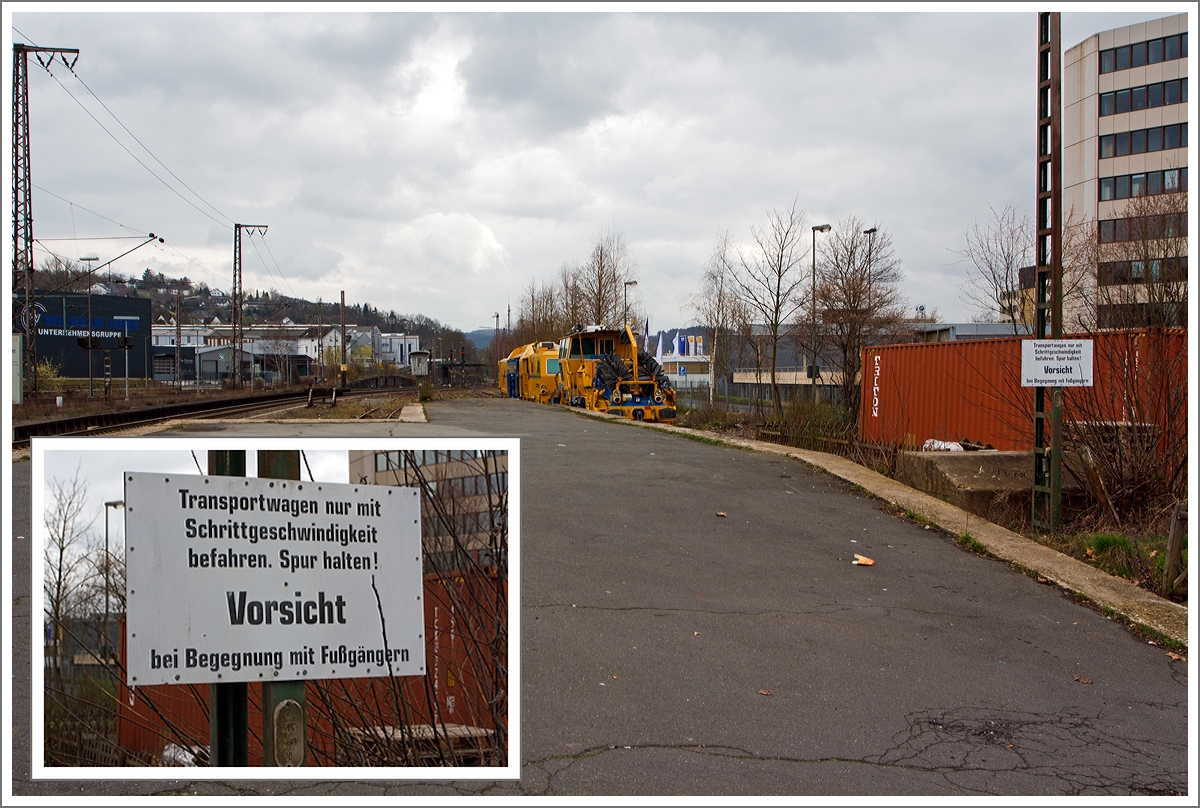 Hier beim Bahnhof Siegen-Weidenau (früher Hüttental-Weidenau) war bis Ende der 1980er Jahre auch eine Autoverladestelle für den DER-Tagesautoreisezug / DB-Autozug, die Rampe und auch das Schild zeugen noch aus den vergangenen Tage. 

Aufgenommen am 15.03.2013.
