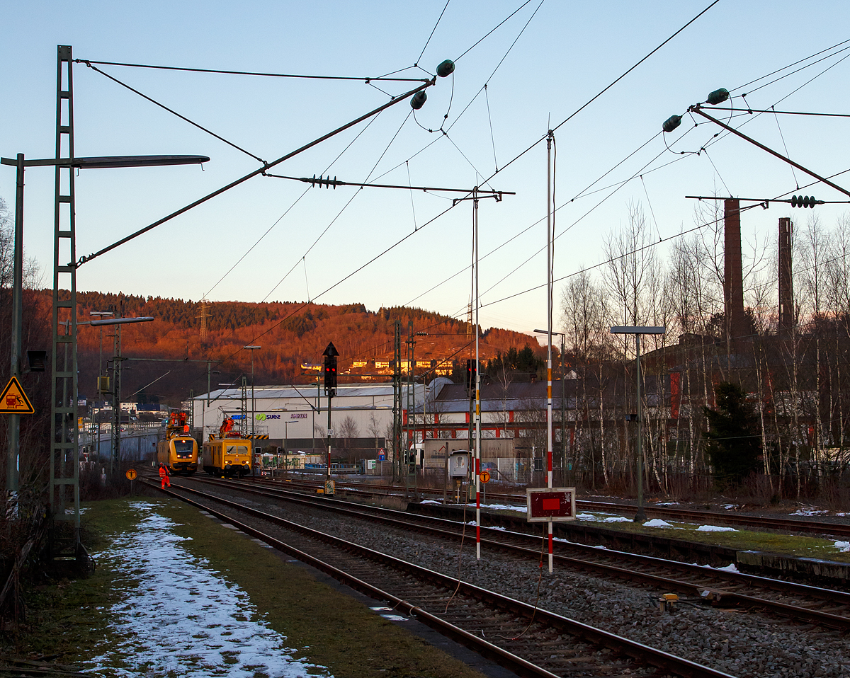 
Hier fährt heute keine Bahn mehr – Die Bahnstrecke Siegen-Brachbach ist gesperrt, weil am Bahnübergang Charlottenhütte ein Lkw die Oberleitung beschädigt hat.

Seit ca. 5.30 Uhr am Dienstagmorgen (13.02.2018) fahren zwischen Siegen und Brachbach keine Züge mehr. Aufgrund der beschädigten Oberleitungen aller vier Gleise, am Bahnübergang Charlottenhütte in Niederschelden, ist die Strecke zwischen Siegen und Brachbach seitdem gesperrt. Ein Lkw mit einem Kran hatte beim Queren des Bahnübergangs die Oberleitungen über allen vier Gleisen stark beschädigt - angeblich ohne dass der Ausleger ausgefahren gewesen sei, es könnte sein dass die Oberleitungen aber wegen des Eises durchgehangen haben.

„Techniker der DB Netz AG sind vor Ort und arbeiten mit Hochdruck an der Beseitigung des Schadens. Für eine möglichst schnelle Reparatur werden auch zwei Spezialfahrzeuge (711 104-4 und 708 325-6), sogenannte Turmtriebwagen, für die Arbeiten an der Oberleitung eingesetzt. Die Arbeiten werden nach derzeitigem Stand noch bis Betriebsschluss andauern“, so die Bahn-Pressemitteilung. 

Die Techniker der DB Netz AG versuchen, die Oberleitungen zu flicken oder neue zu ziehen.

Betroffen von der Sperrung sind die Linien RE 9 „Rhein-Sieg-Express“ (DB Regio) sowie RB 90 und RB 93 (Hessische Landesbahn). Die RE 9 verkehrt derzeit nur bis Betzdorf und entfällt zwischen Betzdorf und Siegen. Bahnreisende müssen zwischen Siegen und Betzdorf auf Ersatzbusse umsteigen.

Wer Richtung Frankfurt will hat es etwas einfacher, der kann in Betzdorf auf die Hellertalbahn RB 96 umsteigen und bis Dillenburg fahren.