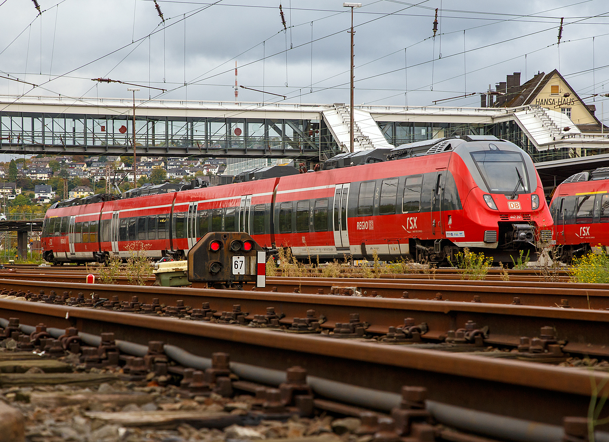 
Hier geht es weniger um den Bombardier Talent 2 - 442 261, sondern um das niedrigstehende Lichtsignal ( Schotterzwerg ), hier mit dem Signalbild Sh 0 (Hp 0) – „Halt! Fahrverbot“, hier am 05.10.2020 im Hbf Siegen. 
Dieser Signalbegriff ist eigentlich kein Schutzsignal mehr, wird aber auch an Sperrsignal benutzt, da es sich um einen absoluten Haltbegriff (für Zug- und Rangierfahrten) handelt. 

Wären die zwei (weißen) diagonalen Lichter an und die roten lichter aus, so würde es das Signal Sh 1 – „Fahrverbot aufgehoben.“ bzw. Ra 12 – Rangierfahrtsignal – „Rangierfahrt erlaubt“ (DS 301 bzw. DV 301) zeigen.