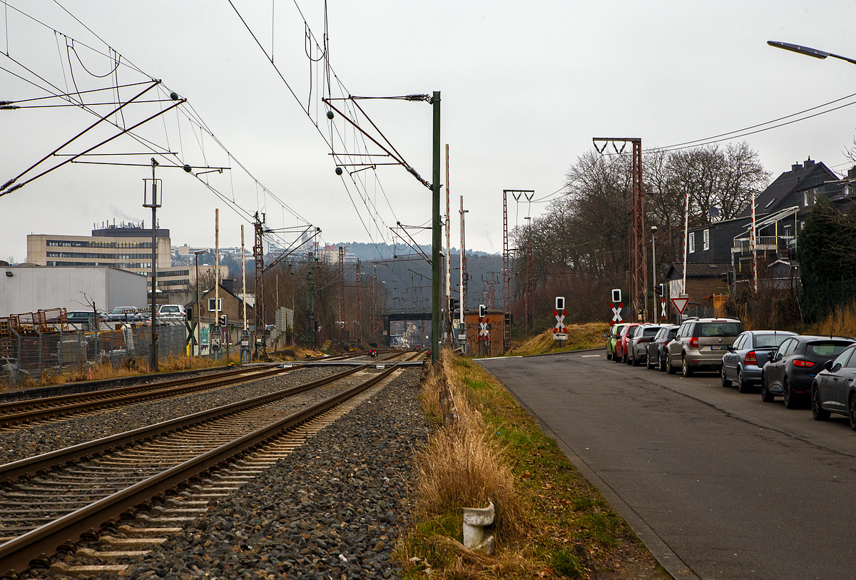 Hier kurz vor dem Bahnhof Siegen-Weidenau bei ca. Km 104 laufen die Strecken zusammen, links die Ruhr-Sieg-Strecke (KBS 440) und rechts die von Gießen kommende Dillstrecke (KBS 445). 

Wobei sich die Dillstrecke Siegen Ost Gbf kurz vor dem Giersbergtunnel teilt, Namensgeber ist der 358 Meter hohe Giersberg im östlichen Stadtgebiet Siegen. Dieser wird in zwei getrennten Röhren durchquert. Zum einen führt die zweigleisige Strecke 2800 Hagen Hbf–Haiger (Länge der Röhre 699 Meter) zwischen Siegen-Weidenau (hier rechts im Bild) und Siegen Ost Gbf und zum anderen die eingleisige Strecke 2881 zwischen Siegen und Siegen Ost Gbf (Länge der Röhre 732 Meter).

So sind durch dieses Gleisdreieck auch gut Zugdrehungen (Drehfahrten) möglich. Bei Gleisbaumaschinen muss z.B. die Arbeitsrichtung stimmen, oder Reisezüge sin im „umgekehrter Reihung“. 