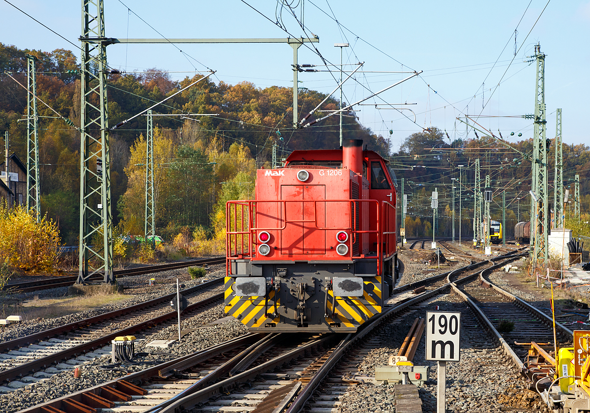 
Hier nochmal als Nachschuss: Die Lok 4 der Railflex GmbH (92 80 1275 111-3 D-RF), eine MaK G 1206, f�hrt am 12.11.2016 als Lz durch den Bahnhof Betzdorf/Sieg. 

Die G 1206 wurde 2001 von Vossloh in Kiel unter der Fabriknummer 1001125 gebaut, als Mietlok hatte sie schon sehr viele Stationen.  
