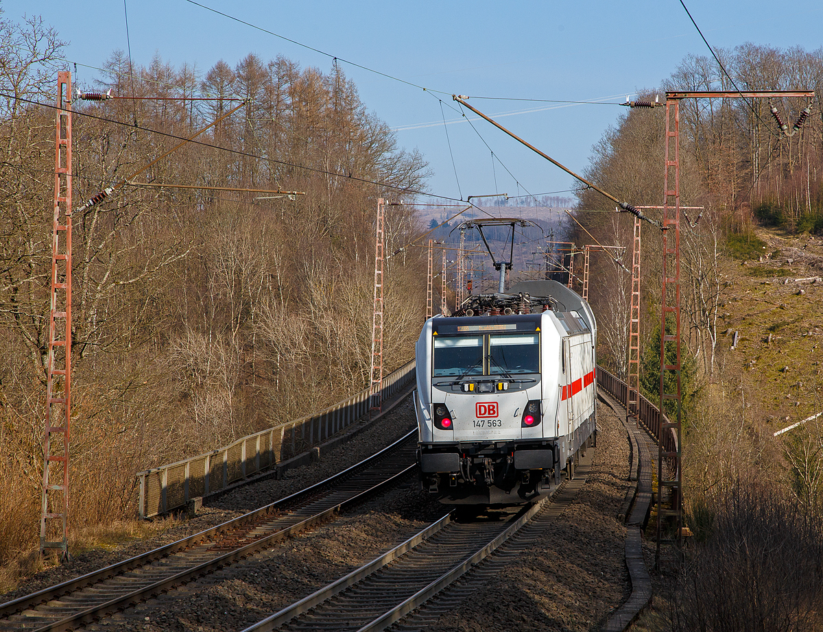 Hier nun als Nachschuss.....
Die 147 563 (91 80 6147 563-1 D-DB - IC 4887) schiebt den IC2, am 07.03.2022, als IC 2321 (Norddeich Mole - Münster  -  Siegen – Frankfurt/Main) nun über den Rudersdorfer Viadukt in Richtung Frankfurt.  

Die TRAXX P160 AC3 wurde 2018 von Bombardier in Kassel gebaut und an die DB Fernverkehr AG geliefert. Sie hat die Zulassungen für Deutschland. Für die Schweiz ist die Zulassung auch vorgesehen, daher hat sie auch vier Stromabnehmer, doch wurde noch keine Zulassung durch die Schweiz vom Hersteller erlangt.
