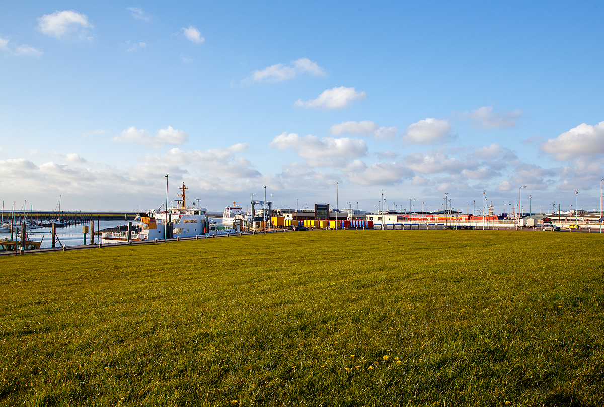 Hier wird der Endbahnhof wieder zum Startbahnhof.....
Eine 146.1 und 7 Doppelstockwagen der DB Regio Nord erreichen am 30.04.2022, mit dem RE 1 (Hannover – Bremen – Oldenburg (Oldb) - Emden – Norddeich Mole), den Zielbahnhof Norddeich Mole. Links der F�hranleger nach der Nordsee Insel Juist, rechts hinter dem Bahnhof der F�hranleger nach Norderney.
