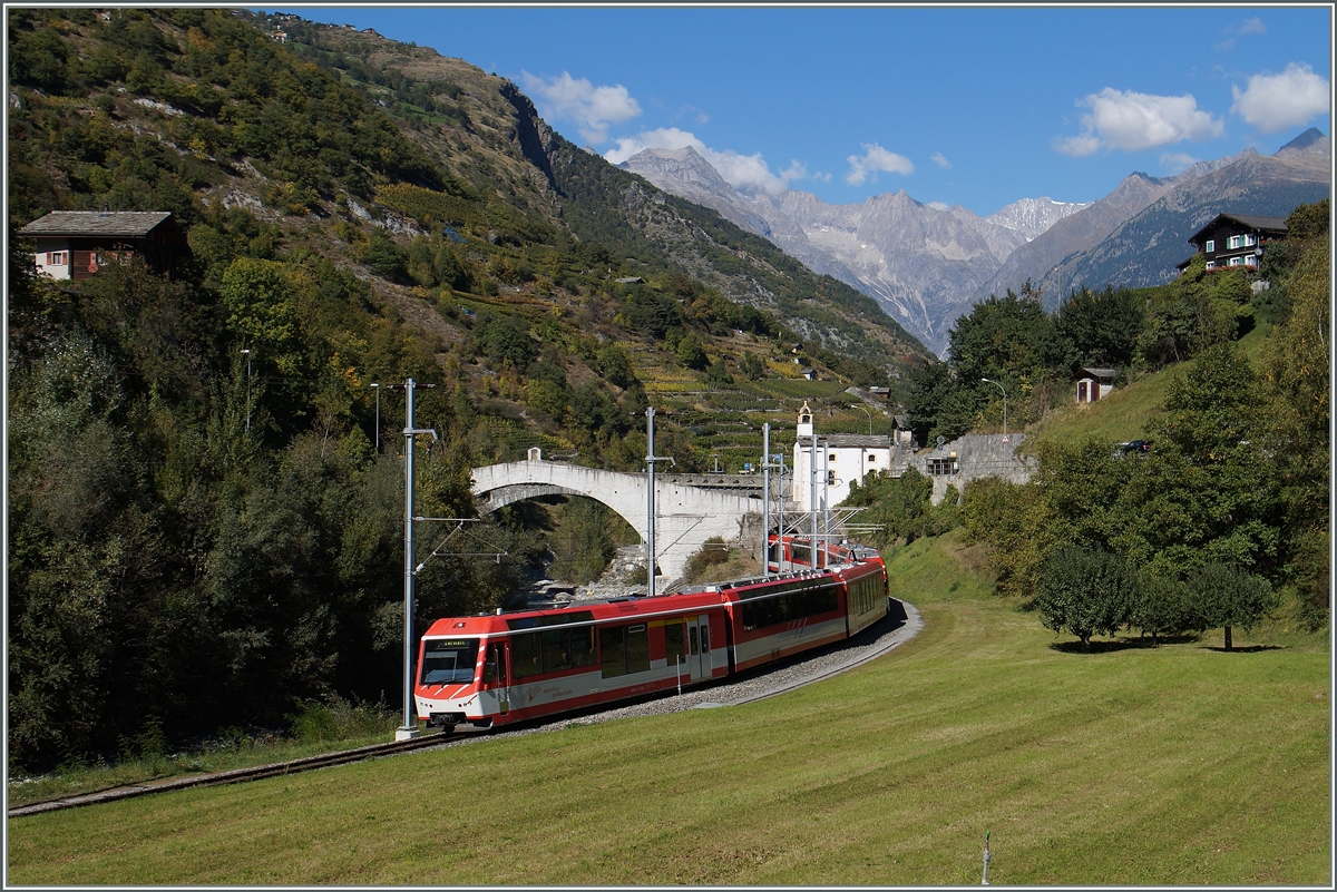 Hier zeigt sich der MGB  Komet  schon etwas mehr, aber diskret im Schatten, so dass der Blick ungestört durch die Landschaft schweifen kann.
Neubrück, den 30. Sept. 2015 