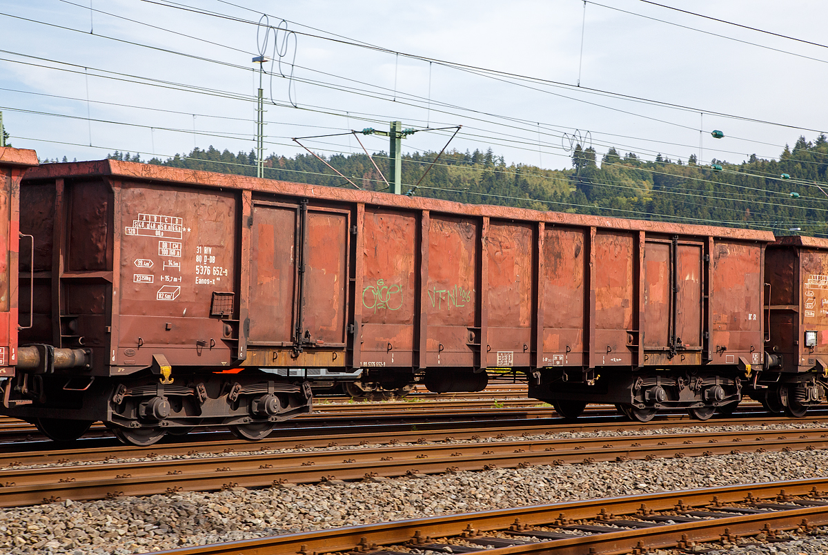 Hier zum Vergleich....
Vierachsiger offener Drehgestell-G�terwagen 31 80 5376 652-9, der Gattung Eanos-x 056, der DB Cargo AG am 03.09.2012 im Zugverband bei einer Zugdurchfahrt in Betzdorf (Sieg).

Diese Wagen der Eanos-x 056 wurden 1998 von der NS �bernommen. Es handelte sich um 110 von 200 im Jahre 1988 von Talbot gelieferte, dem Eanos 052 entsprechende Fahrzeuge der NS-Bauart Eanos 201 mit und ohne Feststellbremse. Sie trugen zun�chst das seinerzeitige Farbkleid der NS (blau).Im Sp�tsommer 2004 kamen weitere 70 Eanos-x 056 hinzu.

TECHNISCHE DATEN:
Hersteller: Talbot ab 1988 (ex NS-Wagen)
Spurweite: 1.435 mm (Normalspur)
Achsanzahl: 4 in zwei Drehgestellen
L�nge �ber Puffer: 15.740 mm
Drehzapfenabstand: 10.700 mm
Achsabstand im Drehgestell: 1.800 mm
Drehgestell-Bauart: 652
Ladel�nge: 14.500 mm
Ladebreite:  2.720 mm
Ladeh�he: 2.100 mm
Ladefl�che: 39,4 m�
Laderaum:  82,5 m�
T�r�ffnung: 2 St�ck 1.800 � 1.800 mm
H�chstgeschwindigkeit: 100 km/h (beladen) / 120 km/h (leer)
Maximales Ladegewicht ab Streckenklasse D: 66,0 t 
Maximales Ladegewicht ab Streckenklasse CE: 60,0 t
Eigengewicht: 23.250 kg
Kleinster bef. Gleisbogenradius: R 35 m
Bremse: KE-GP-A 
Handbremse: Teilweise
Intern. Verwendungsf�higkeit: RIV

