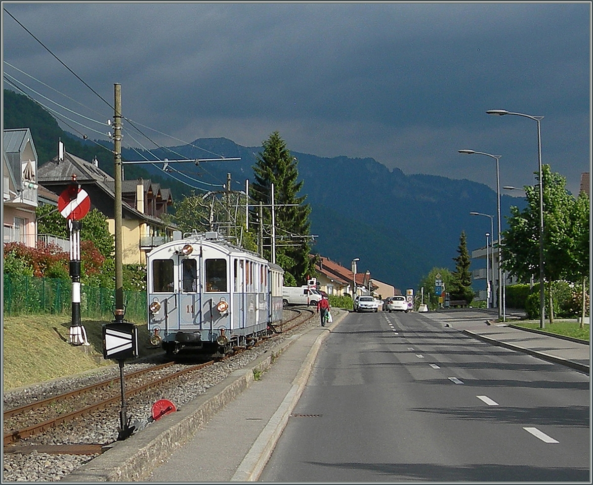 Hippsche Wendescheibe, Weichenlaterne und mitten drin rauscht der MOB  BCFe 4/4 N� 11 nach Blonay. 
23. Mai 2015
