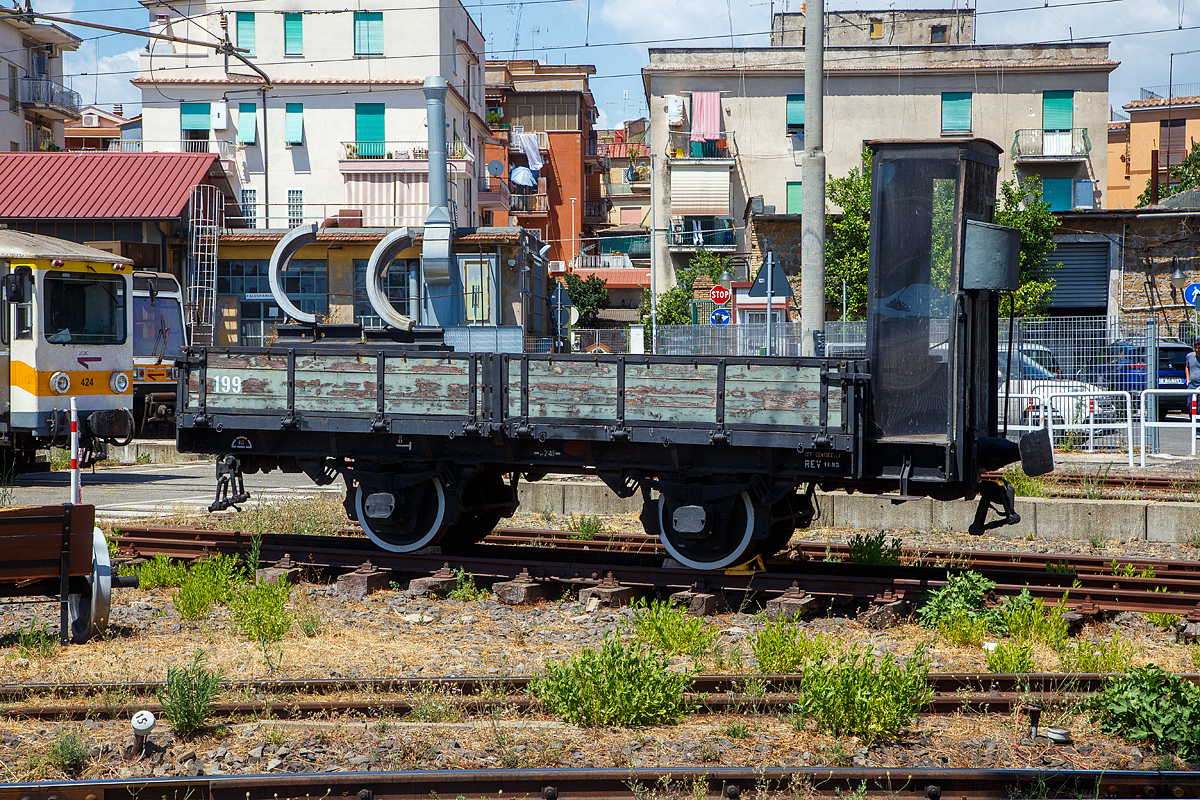 Historischer Schmalspur (950 mm) zweiachsiger Güterwagen mit Bremserhaus Nr.199 der ehemaligen Società Ferrovie Vicinali (SFV), am 13.07.2022 im Depot der Nuova ATAC, Betriebsteil Ferrovie Lazali in Centocelle. Die Schmalspurbahn ist heute ins Nahverkehrsnetz (Tramnetz) der italienischen Hauptstadt Rom eingegliedert.