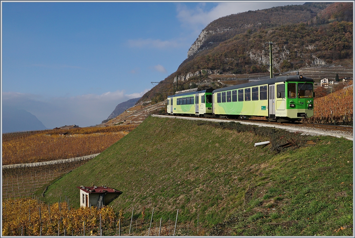 Hoch über den Weinbergen von Aigle fährt der ASD Regionalzug 441 bestehend aus dem führenden Bt 432 (ex BLT) und dem nachfolgenden BDe 4/4 404 ins Tal hinab.
18. Nov. 2018