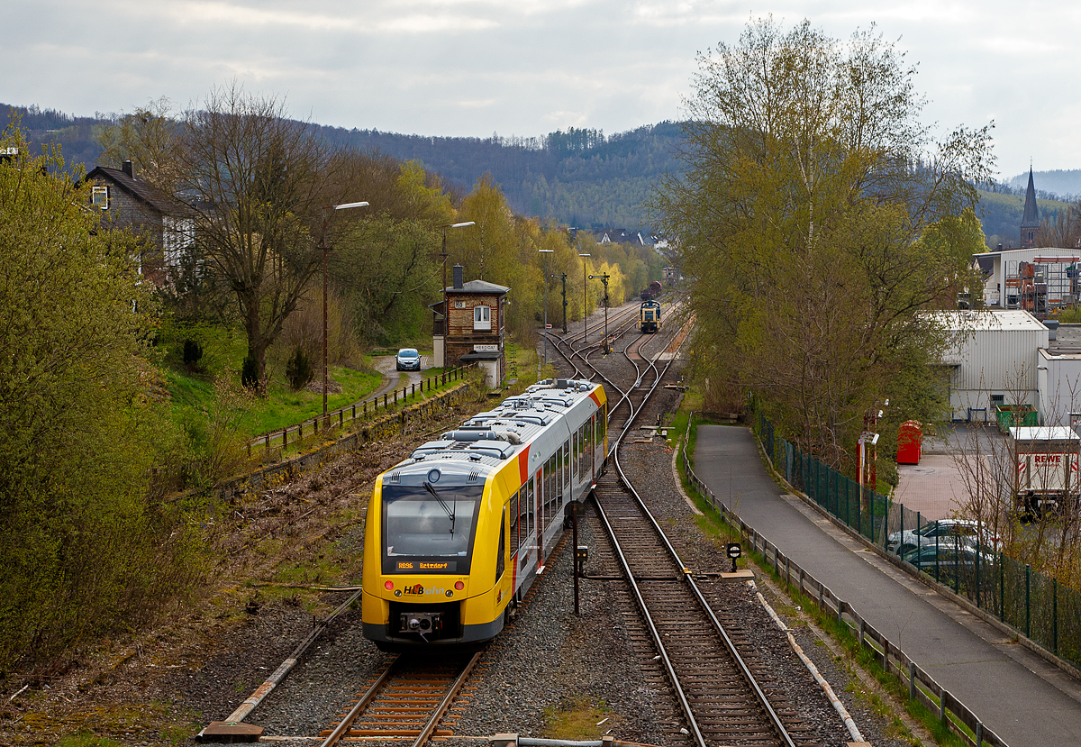Hochbetrieb am 30.04.2021 in Herdorf: 
Der VT 507 (95 80 1648 107-8 D-HEB / 95 80 1648 607-7 D-HEB) der HLB (Hessische Landesbahn GmbH), ein Alstom Coradia LINT 41 der neuen Generation, erreicht, als RB 96  Hellertalbahn  (Dillenburg – Haiger - Neunkirchen - Herdorf - Betzdorf), Umlauf 61788,  nun auf Gleis 1 den Bahnhof Herdorf. 

Auf Gleis 2 hat Hp 0 und wartet die V 90  - 295 095-4 (98 80 3295 095-4 D-MZE) der Schütz GmbH & Co. KGaA (Selters), eingestellt durch MZ Eisenbahndienstleistungen (Manuel Zimmermann, Hellenhahn (Westerwald), da die Hellertalbahn (KBS 462) nur eingleisig ist. Links das Weichenwärter Stellwerk Herdorf Ost (Ho). Ganz hinten im Bild auf Gleis 4 (beim Stellwerk Herdorf Fahrdienstleiter) wartet ein kurzer Übergabezug der KSW (Kreisbahn Siegen-Wittgenstein) auf die Fahrt nach Betzdorf, wobei dies noch über 10 Minuten dauern wird, da erst der HLB VT Betzdorf erreicht haben muss (der Blockabstand ist Betzdorf – Herdorf).