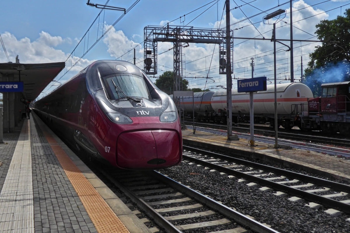 Hochgeschwindigkeitszug Italo ETR 675 07, h�lt im Bahnhof von Ferrara. 08.05.2025