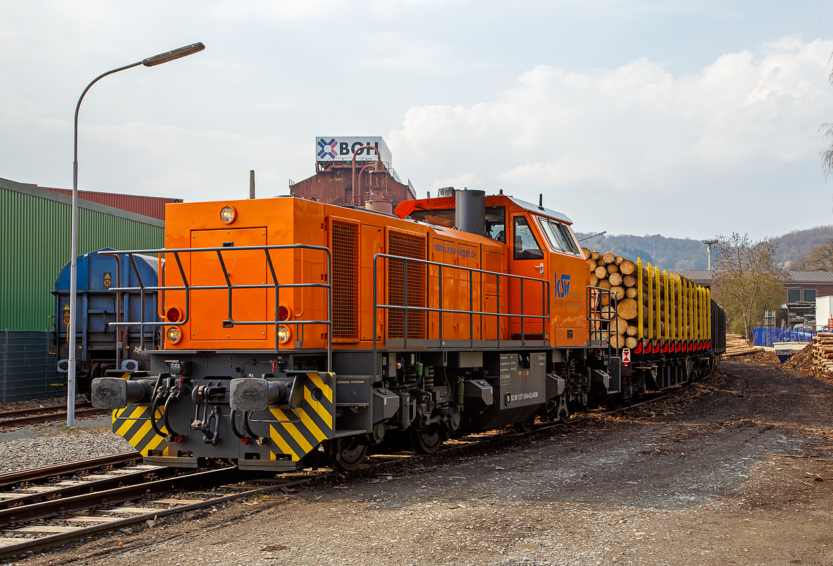 Holztransport im Siegerland:
Gewaltige Forstschäden an dem kompletten Fichtenbestand durch den Borkenkäfer sind in der Region zu beobachten. Mit der Abholzung kommt man nicht hinterher. Hier in Siegen-Eintracht auf dem Betriebsgelände der KSW (Eisern-Siegener Eisenbahn NE 437) findet die Holzverladung der Region, von den LKW´s  auf die Schiene, statt. Nun (am 21.04.2021) sind die Wagen alle beladen und so stellen zwei Loks der Kreisbahn Siegen-Wittgenstein, die KSW 44 und 45, einen langen Holzzug zusammen.

Hier im Bild die KSW 44 (92 80 1271 004-4 D-KSW) eine MaK G 1000 BB.
