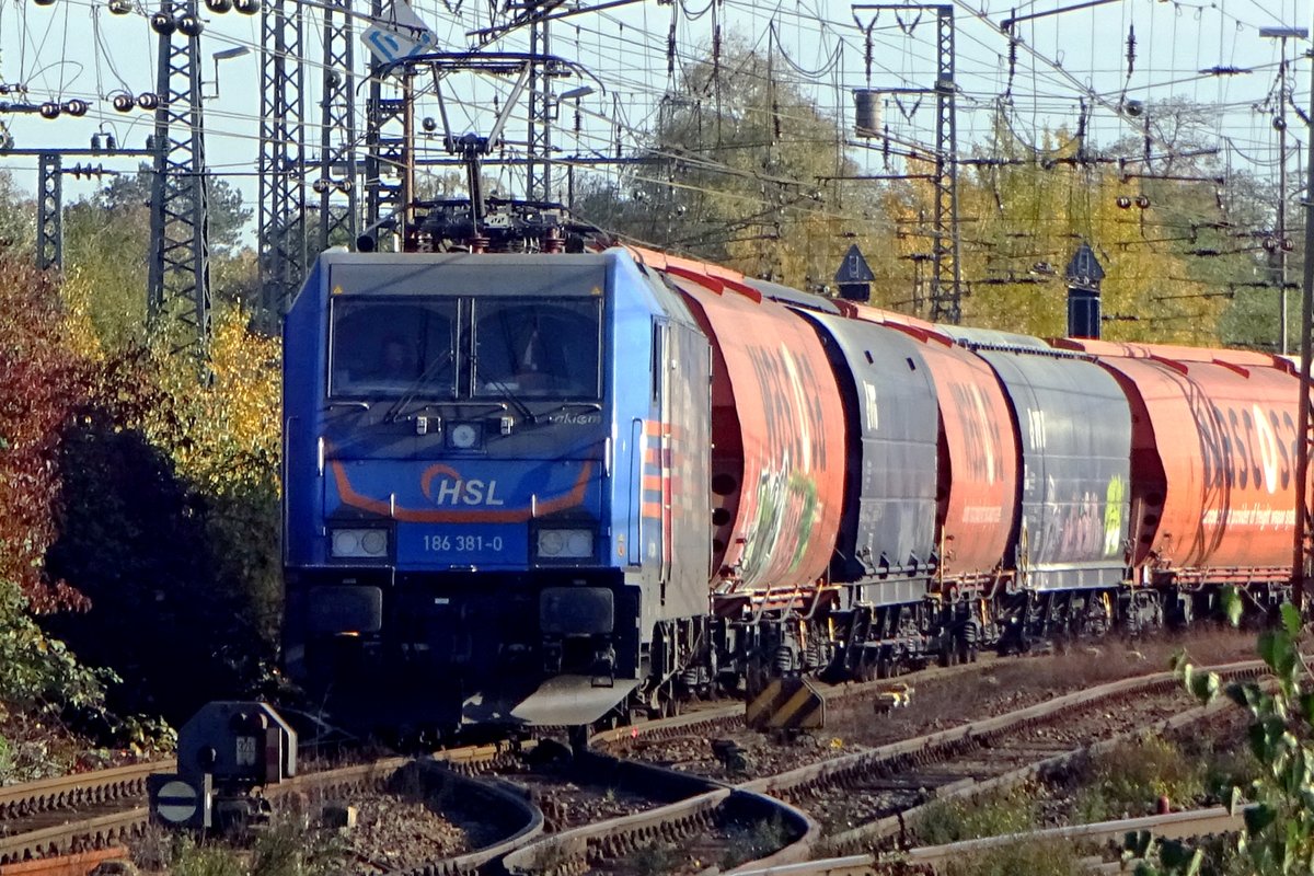 HSL 186 381 verlässt mit ein Getreidezug Emmerich am 8 November 2019.
