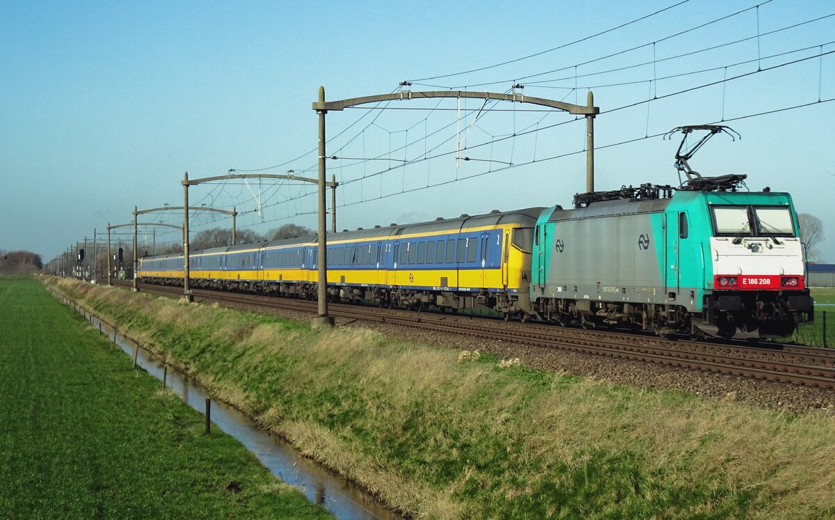 IC-Direct mit 186 208 durcheilt Hulten am 23 Februari 2022.