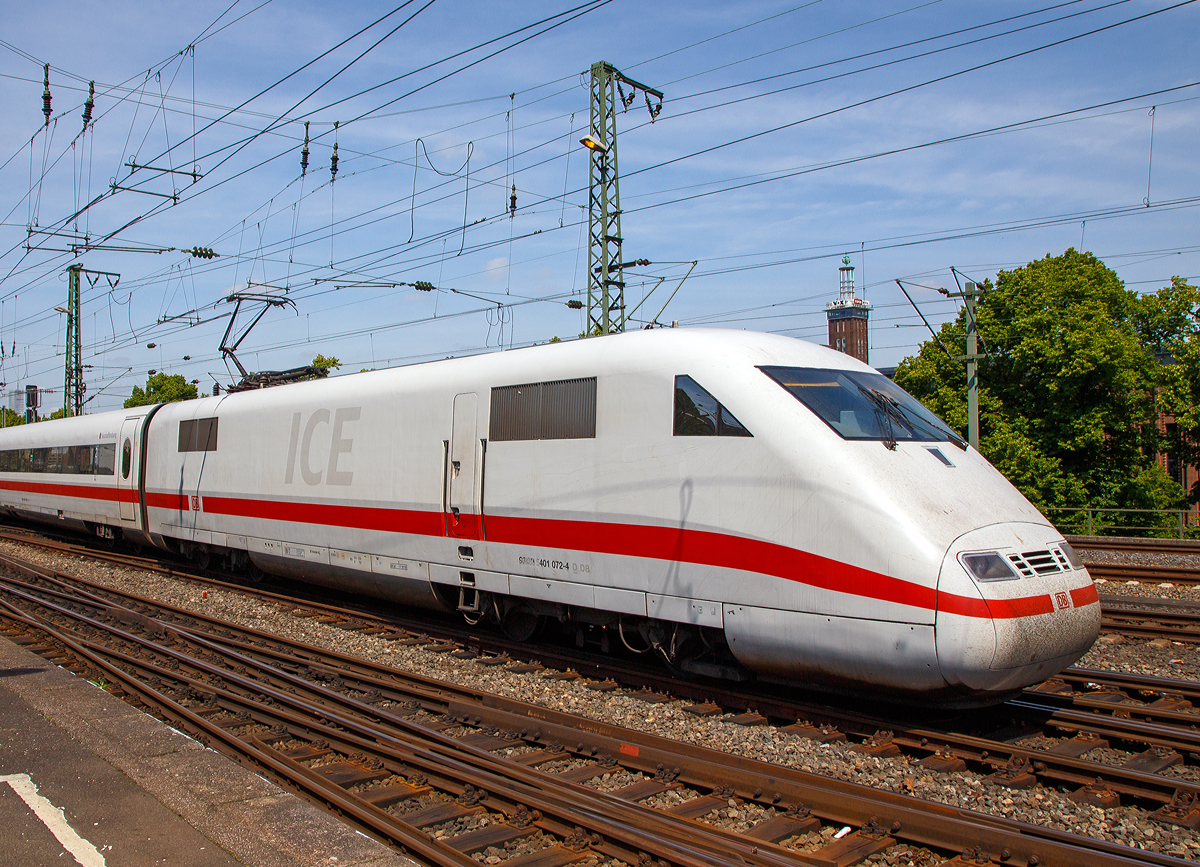 ICE 1 Triebkopf 401 072-4 (93 80 5401 072-4 D-DB) vom ICE 1 - Tz 72  Aschaffenburg  am 01.06.2019 bei der Durchfahrt im Bahnhof Köln Messe/Deutz.

Der Triebkopf wurde 1991 von der Krauss-Maffei AG in München-Allach unter der Fabriknummer 20023 gebaut, der elektrische Teil ist von Siemens.

Der Triebkopf der Baureihe 401 enthält einen Führerstand sowie einen Maschinenraum. Der Führerstand umfasst unter anderem den Fahrstand mit Führerpult, einen Beimann-Sitz und mehrere, hinter dem Triebfahrzeugführer angebrachte Bedienelemente. Der Maschinenraum nimmt – beidseitig eines Mittelgangs, der von einer Tür am Führerstand zum hinteren (im laufenden Betrieb selten genutzten) Ausgang des Triebkopfes führt – Geräte und Aggregate auf. Der Auf- und Abstieg des Triebfahrzeugführers erfolgt über beidseitig in Längsrichtung angeordnete Ausstiegstüren,

Beide Drehgestelle des Fahrzeuges sind angetrieben. Die Dauerleistung der vier fremdbelüfteten Fahrmotoren liegt bei jeweils 1.250 kW, die UIC-Nennleistung je Triebkopf bei 4.800 kW, die größte Anfahrzugkraft bei 200 kN. Das Antriebssystem entspricht in seiner Anordnung dem in der DE 2500 und dem InterCityExperimental erprobten Prinzip des Drehstrom-Asynchronmotors, der beim ICE 1 zusammen mit dem Getriebe und der Bremshohlwelle zwischen Drehgestellrahmen und Fahrzeugrahmen aufgehängt ist. Die Triebköpfe sind eine direkte Weiterentwicklung der Lokomotivbaureihe 120.

Die Triebköpfe 001 bis 020 und 501 bis 520 erhielten Stromrichter auf Basis von Frequenzthyristoren. In alle nachfolgenden Köpfe (Nummern 051 bis 090 und 551 bis 590) wurden Stromrichter mit GTO-Thyristoren eingebaut, die für die charakteristische „Melodie“ beim Anfahren sorgen. Das Gewicht der Triebköpfe mit konventionellen Stromrichtern liegt bei ca. 80,4 Tonnen, mit GTO-Thyristoren liegt die Masse mit rund 78 t zweieinhalb Tonnen niedriger.
Die Triebköpfe verfügen an ihrer Spitze über eine Scharfenbergkupplung, die von einer Abdeckklappe verdeckt ist und ausschließlich als Schleppkupplung zum Einsatz kommt. Im Gegensatz zu den übrigen ICE-Baureihen ist die Kupplung der ICE-1-Züge im planmäßigen Betrieb nicht verwendbar.

Die Triebköpfe des ICE-2-Zuges (Baureihe 402) sind mit den Mittelwagen des ICE 1 kompatibel und werden bei Engpässen auch zusammen mit ICE-1-Zügen eingesetzt. Im Zuge der Bestellung der ICE 2-Züge wurden, neben den anderen 44 Triebköpfen, die in ICE 2-Zügen eingesetzt sind, auch zwei Triebköpfe als Reserve bestellt; Triebkopf 402 045 und Triebkopf 402 046.

Die für den Verkehr in der Schweiz vorgesehenen Triebköpfe sind mit einem zweiten Stromabnehmer nach Schweizer Norm und dem Schweizerischen Zugbeeinflussungssystem Integra-Signum  und heute ETSC ausgestattet. Die übrigen ICE-1-Triebköpfe sind für die Aufnahme des Schweizer Stromabnehmers vorbereitet.

Der Triebkopf 401 0xx hängt üblicherweise an den Wagen der zweiten Klasse, der Kopf mit der Nummer 401 5xx an denen der ersten Klasse.

TECHNISCHE DATEN:
Gebaute Anzahl: 120
Spurweite:  1.435 mm (Normalspur)
Achsformel: Bo'Bo'
Länge:  20.560 mm 
Drehzapfenabstand: 11.460 mm
Achsabstand im Drehgestell: 3.000 mm
Treibraddurchmesser: 1.040 mm (neu) / 950 mm (abgenutzt).
Leergewicht: 78 t (konventionellen Stromrichtern 80,4 t )
Höchstgeschwindigkeit:  280 km/h
Anfahrzugkraft: 	200 kN
Leistung: 4 x 1.250 kW
Dauerleistung:  4.800 kW
Anzahl der Fahrmotoren:  4
