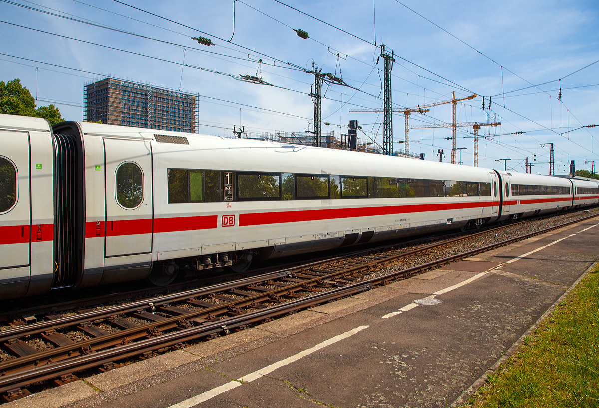 
ICE1 – 1.Klasse Mittelwagen 801 022-5 (93 80 5801 022-5 D-DB) als Wagen Nr. 12 vom ICE 1 - Tz 72  Aschaffenburg  am 01.06.2019 bei der Durchfahrt im Bahnhof Köln Messe/Deutz.

Der Wagen wurde 1991 von der Düsseldorfer Waggonfabrik AG (DUEWAG) unter der Fabriknummer 89749 gebaut.

Die 1.Klasse Mittelwagen der Baureihe 801.0 (Avmz), verfügten bei ihrer Auslieferung über zwei Großraumbereiche mit 2+1-Bestuhlung sowie drei geschlossene Abteile mit je fünf Sitzplätzen. Insgesamt standen 48 Sitzplätze in diesen Wagen zur Verfügung. An die Abteile schloss sich zum Wagenübergang hin eine Toilette an. Im Bereich zum Wagenübergang befanden sich auch drei Schauvitrinen, Schließfächer und verschiedene Mülleimer. Die beiden Großraumbereiche wurden durch einen Garderobenbereich getrennt. Der Sitzabstand (Reihenbestuhlung) lag bei 1.114 mm (nach dem Umbau bzw. Redesign bei 1.010 mm), die Sitzbreite lag bei 500 mm und die Breite des Mittelgangs lag bei 636 mm. 

Im Zuge der ersten ICE-1-Serie (41 Triebzüge) wurden 105 Wagen dieser Gattung bestellt.

TECHNISCHE DATEN:
Spurweite:  1.435 mm (Normalspur)
Gattung: Avmz
Länge: 26.400 mm
Drehgestelle: MD 530 (bis 300 km/h)
Achsabstand im Drehgestell: 2.500 mm
Raddurchmesser: 920 mm (neu) / 860 mm (abgenutzt)
Leergewicht:  53 t
Sitzplätze: 53 (vor Umbau 48)
