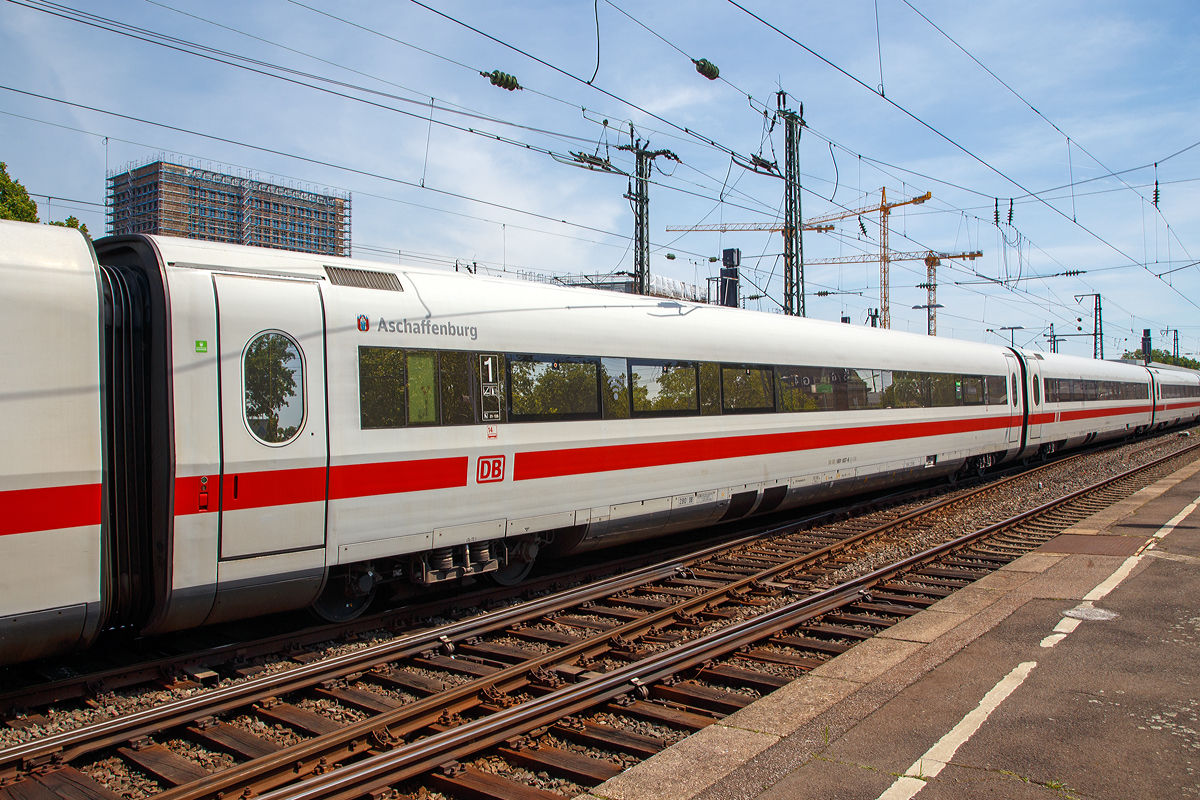 
ICE1 – 1.Klasse Mittelwagen 801 837-6 (93 80 5801 837-6 D-DB) als Wagen Nr. 14 vom ICE 1 - Tz 72  Aschaffenburg  am 01.06.2019 bei der Durchfahrt im Bahnhof Köln Messe/Deutz.

Der Wagen wurde 1991 von ABB/Henschel unter der Fabriknummer 35620 gebaut.

Die 1.Klasse Mittelwagen mit Sondereinrichtungen der Baureihe 801.8 (Avmz), gleichen denen der Baureihe 801, verfügten bei ihrer Inbetriebnahme jedoch über ein C-Netz-Telefon, das zwischen der Toilette und dem ersten Abteil angeordnet war. Zwischen Telefonzelle und Toilette wiederum war ein Kommunikationsterminal mit Tastatur angebracht, welches aus dem Gang heraus bedient werden konnte. Es konnten die BTX-Seiten der Bahn aufgerufen werden, die lokal zwischengespeichert wurden. Auch Nachrichten, beispielsweise Beschwerden oder Bestellungen im Fan-Shop der Bahn, konnten abgesetzt werden.

Im Zuge der ersten ICE-1-Serie wurden 41 Wagen dieser Gattung bestellt.

TECHNISCHE DATEN:
Spurweite:  1.435 mm (Normalspur)
Gattung: Avmz
Länge: 26.400 mm
Drehgestelle: MD 530 (bis 300 km/h)
Achsabstand im Drehgestell: 2.500 mm
Raddurchmesser: 920 mm (neu) / 860 mm (abgenutzt)
Leergewicht:  53 t
Sitzplätze: 53 (vor Umbau 48)

