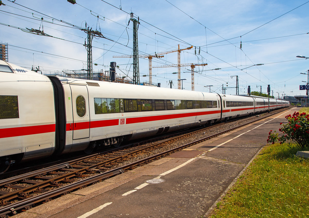 
ICE1 – 2.Klasse Mittelwagen 802 331- 9 (93 80 5802 331-9 D-DB) als Wagen Nr. 7 vom ICE 1 - Tz 72  Aschaffenburg  am 01.06.2019 bei der Durchfahrt im Bahnhof Köln Messe/Deutz.

Der Wagen wurde 1991 von LHB (Linke-Hofmann-Busch GmbH) in Salzgitter unter der Fabriknummer 168 gebaut.

Die 2.Klasse Mittelwagen der Baureihe 802.3 (Bvmz), verfügen über ein Großraumbereich (47 Sitzplätze) in 2+2-Bestuhlung, mit vier Tischen (mit je 4 Vis-à-vis-Plätze). In der zweiten Wagenhälfte befinden sich vier Abteile mit je sechs Sitzplätzen (= 24 Sitzplätze), sowie zwei Toiletten. So finden 71 Reisende einen Sitzplatz, vor der Modernisierung der ICE-1-Züge fanden 66 Reisende hier einen Sitzplatz. 

Der Sitzabstand im Bereich der Reihensitze lag ursprünglich bei 1.025 mm, die Rückenlehnen der zweiten Klasse ließen sich um 40 Grad verstellen. Die Sitze wiesen eine Breite von 480 mm auf.

Im Zuge der ersten ICE-1-Serie (41 Triebzüge) wurden 246 Wagen dieser Gattung bestellt.

TECHNISCHE DATEN:
Spurweite:  1.435 mm (Normalspur)
Gattung: Bvmz
Länge: 26.400 mm
Drehgestelle: MD 530 (bis 300 km/h)
Achsabstand im Drehgestell: 2.500 mm
Raddurchmesser: 920 mm (neu) / 860 mm (abgenutzt)
Leergewicht:  53 t
Sitzplätze: 71 (vor Umbau 66)

