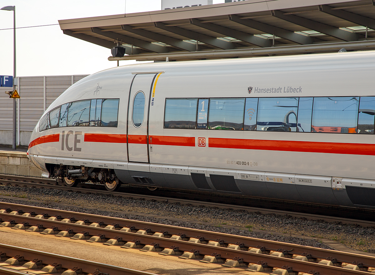 
ICE3-Detailbild von 93 80 5403 002-9 D-DB hier Zugspitze von Tz 302  Hansestadt Lübeck  am 25.03.2017 im Bahnhof Montabaur. 

Dieser ICE 3 (Baureihe 403) ist aus der 1. Bauserie und bekam im Januar 2017 ein Redesign.
