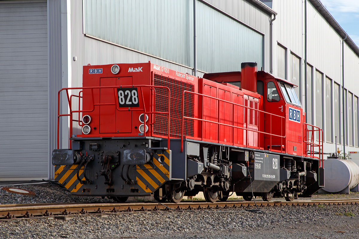 
Ich hatte sie schon zweimal gesehen und fotografiert, ich dachte sie sei kurzzeitig von der KSW (Kreisbahn Siegen-Wittgenstein) angemietet, aber heute ist mir erst aufgefallen das sie eine neue NVR-Nummer (mit Endung KSW) trägt... 
Die 275 815-9 (92 80 1275 815-9 D-KSW) eine MaK G 1206, ex Ruhrpott Sprinter RBH 828, ist am 08.11.2015 in Siegen-Eintracht abgestellt.

Die MaK G 1206 wurde 2000 von Vossloh (seit 1998 war MaK an Vossloh verkauft) unter der Fabriknummer 1001024 gebaut und an die LC - Locomotion Capital Ltd (ab 2003 Angel Trains Cargo, ab 2010 Alpha Trains Belgien) geliefert. Vermietet war sie an die RBH - RAG Bahn und Hafen GmbH, ab 2006 RBH Logistics GmbH, hier fuhr sie als RBH 828 „Ruhrpott Sprinter“. Seit Oktober 2015 fährt sie nun für die KSW.

Im Zuge der fortschreitenden Liberalisierung des Schienenverkehrs in Deutschland zeichnete sich Ende der 1990er Jahre ein zunehmender Bedarf an streckentauglichen Diesellokomotiven. Bei zahlreichen Bahnen bestanden damals Überlegungen, Verkehrsleistungen über das eigene Netz hinaus auf Gleisen der DB AG eigenständig zu erbringen, was in den folgenden Jahren auch vielfältig realisiert wurde.

Mit der G 1206 stand zwar im Prinzip schon eine für diese Einsätze geeignete Maschine zur Verfügung, jedoch gab es an der Maschine noch Verbesserungspotential, das nun genutzt wurde. Inzwischen standen in der benötigten Leistungsklasse neu entwickelten Motoren zur Verfügung, die mit 12 statt 16 Zylindern auskommen. Statt des in den Lokomotiven für die Dortmunder Eisenbahn verwendeten neuen MTU-Motors entschied man sich für die kommende Serienproduktion aber für einen technisch ähnlichen Motor von Caterpillar, den 3512B. Im Zuge der Anpassung der Lok an diesen Motor erhielt sie geringfügig breitere Motor- und höhere Getriebehauben, wodurch sich diese Loks schon äußerlich von ihren Vorgängern unterscheiden.

Ebenfalls überarbeitet wurde das Fahrwerk. Hier kamen weiterentwickelte Drehgestelle mit Lenkerführung für eine Höchstgeschwindigkeit von 100 km/h zum Einsatz. Die Radsätze werden bei diesen Drehgestellen nicht mehr von einer Gleitplattenführung sondern von verschleißfreien Lenkern geführt. Damit konnte nicht nur das Laufverhalten verbessert und damit die Höchstgeschwindigkeit gesteigert, sondern auch die Führung von Drehgestell und Radsatz weitgehend verschleißfrei ausgeführt werden. Für den Antrieb wurden nicht mehr die Radsatzgetriebe aus eigener Fertigung verwendet, sondern welche von ZF mit einer für die Höchstgeschwindigkeit besser geeigneten Übersetzung.

Technische Daten:
Spurweite: 1.435 mm
Achsfolge : B´B´
Länge über Puffer: 14.700 mm
Drehzapfenabstand: 7.200 mm
Drehgestellachsabstand: 2.400 mm
größte Breite: 3.080 mm
Höhe über Schienenoberkante: 4.220 mm
Raddurchmesser neu: 1.000 mm
kleinster befahrbarer Gleisbogen: 60 m
Dienstgewicht: 88t
Kraftstoffvorrat: 3.150 l
 
Motor: 
Caterpillar 12 Zylinder 4-Takt Dieselmotor mit Abgasturbolader und Ladeluftkühlung vom Typ 3512B DI TA mit einer Leistung von 1.500 kW bei1.800 U/min
 
Strömungsgetriebe: Voith L5r4zU2
Höchstgeschwindigkeit 100 km/h
max. Schleppgeschwindigkeit : 80 km/h
kleinste Dauerfahrgeschwindigkeit: 10 km/h