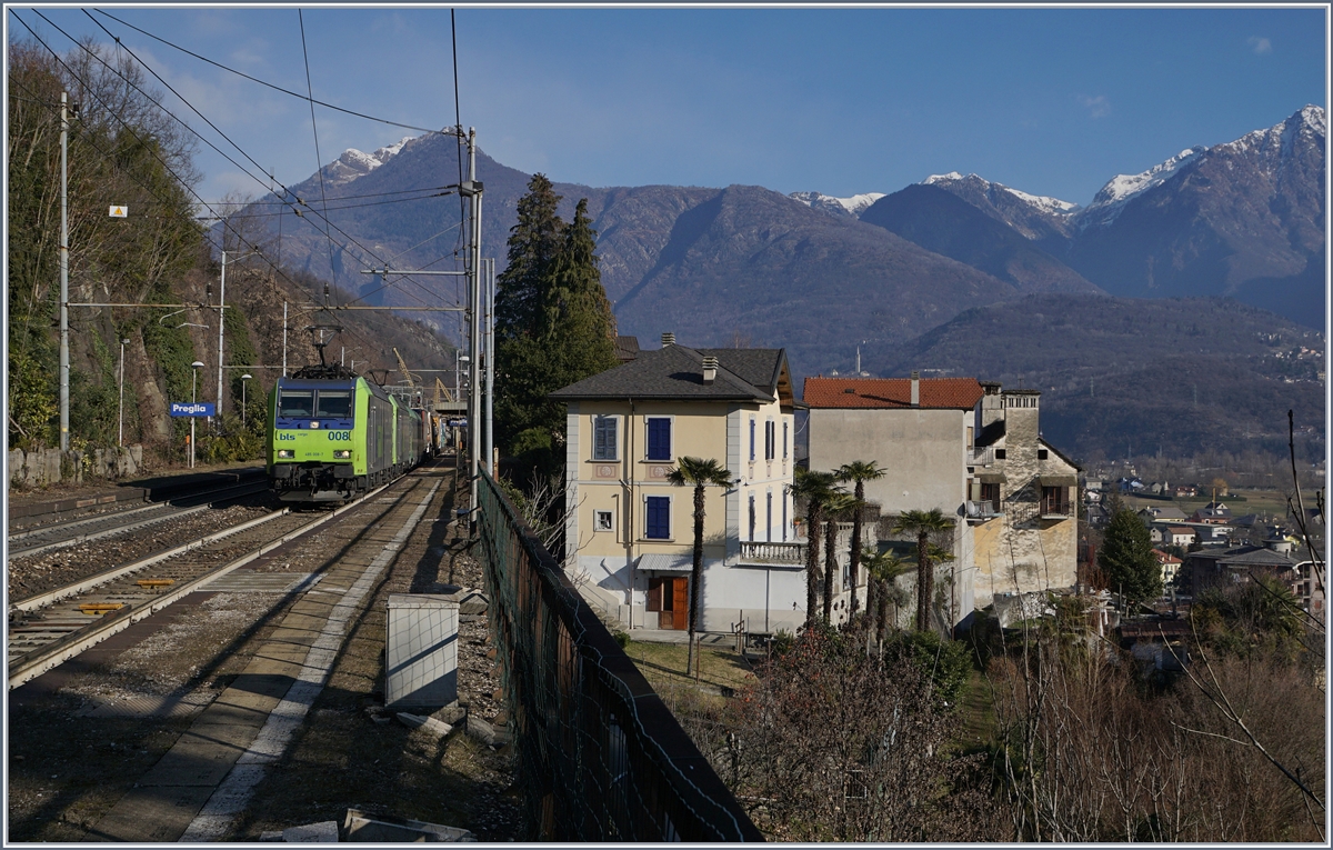 Ich konnte mich nicht entschieden: Soll ich den sch�nen Geb�udekomlex rechts oder das Diensthaus links ins Bild nehmen?
Wie gut fuhren die beiden BLS Re 485 mit ihrer Rola so langsam �ber die Spurwechslstelle in Preglia, dass ich beide Varianten fotografieren konnte.
7. Jan. 2017