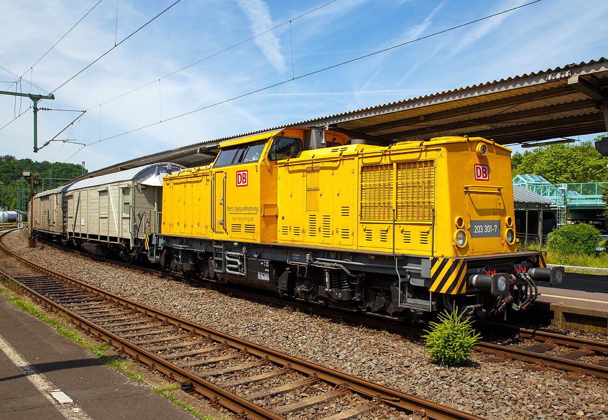 
Ich war schon sehr �berrascht...

Die 203 301-7 (92 80 1 203 301-7 D-DB) der DB Netz AG, ex DR 110 675-6, ex DR 112 675-4, ex DB 202 675-5, mit dem Unkrautspritzzug der  Bayer CropScience Deutschland GmbH am 10.06.2016 beim Halt bzw. Wenden im Bahnhof Betzdorf (Sieg). 

Am anderen Ende des Zuges war noch die 203 302-5 (92 80 1203 302-5 D-DB). 

Weitere Infos zu der 203 301-7 unter:  http://hellertal.startbilder.de/bild/deutschland~dieselloks~br-203-umbau-dr-v-1001/358719/aus-dem-db-museum-koblenz-luetzel-heraus.html 