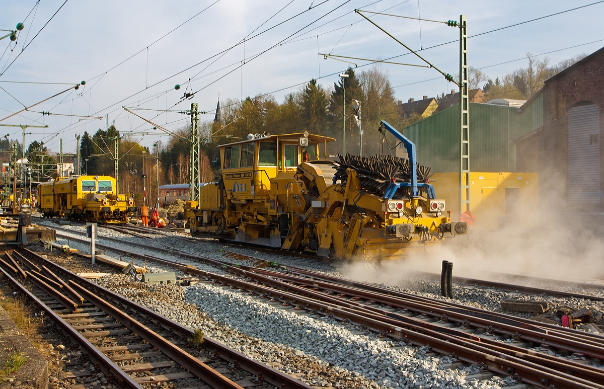 Ich war �berrascht, wie weit man an der Baustelle im Bahnhof Betzdorf/Sieg noch einem Tag wieder war....
Hier sind am 28.03.2014 nun bereits die Deutsche Plasser Schotterverteil- und Planiermaschine SSP 110 SW (Schweres Nebenfahrzeug Nr. 97 16 40 549 18 - 6) und dahinter die Plasser & Theurer Universalstopfmaschine 08 - 275 Unimat 3S Y (Schweres Nebenfahrzeug Nr. 97 43 41 523 17 - 9) der DGU (Deutsche Gleisbau Union) im Einsatz.
