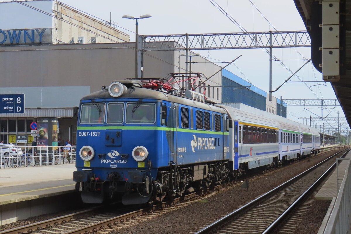 ICs als Guterleistung? PKP Cargo EU07-1521 steht am 4 Mai 2024 mit ein TLK abfahrtbereit in POznan Glowny.
