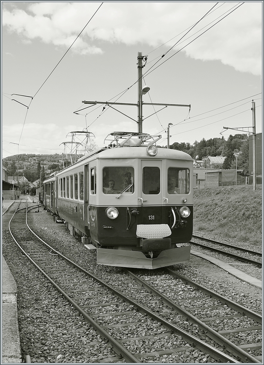  Il était une fois... les années 40 / Es war einmal: die 40er Jahre  - ein Einstimmungsbild für das traditionelle Blonay-Chamby September Wochenende, welches dieses Jahr am 10./11. Sept. 2022 stattfindet. 

Der GFM Ce 4/4 131 mit einem MOB BDe 4/4 warten in Blonay auf die Abfahrt in Richtung Chaulin. 

9. Sept. 2022