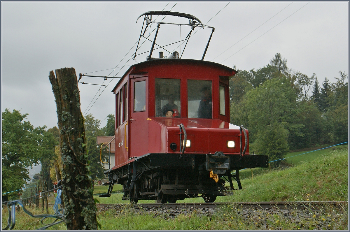  Il y a 50 ans... Le Blonay-Chamby  (50 Jahre Blonay Chamby Museumsbahn) - dazu gab es eine passende Fahrzeugparade mit Rollmaterial der Region: Als ich in Blonay arbeitet, hatte ich Mühe, mit dem Te 82 zwei Güterwagen über die ansteigende Strecke Richtung Chamby an den Güterschuppen zu rangieren, doch der CEV Te 82 in Alleinfahrt schafft die grosser Reise von Blonay nach Chamby in Alleinfahrt problemlos. 
Bei Chaulin, den 17. Sept. 2016