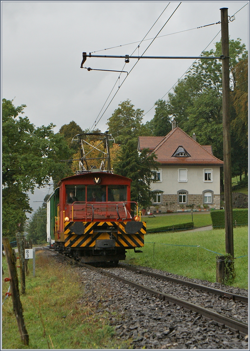  Il y a 50 ans... Le Blonay-Chamby  (50 Jahre Blonay Chamby Museumsbahn) - dazu gab es eine passende Fahrzeugparade mit Rollmaterial der Region: Vielleicht nicht sehr schön, aber nützlich: der GFM Te 4/4 mit Puffern. 
Bei Chaulin, den 17. Sept. 2016
