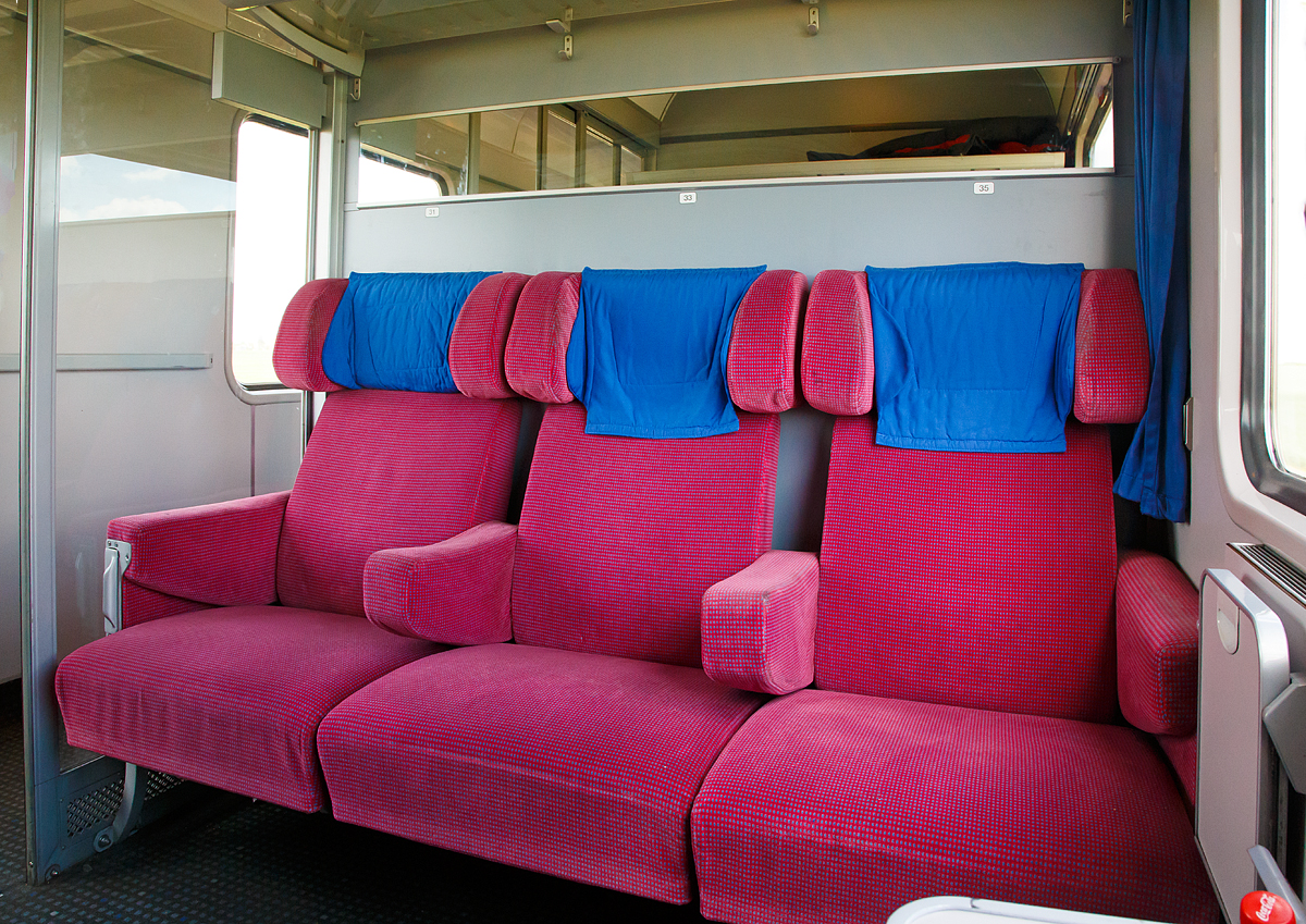 
Im 1. Klasse-Abteil in dem  IC-Wagen der DB AG (D-DB 61 80 19-91 367-1 Avmz 109.3) am 21.05.2016 zwischen Leipzig und Magdeburg.