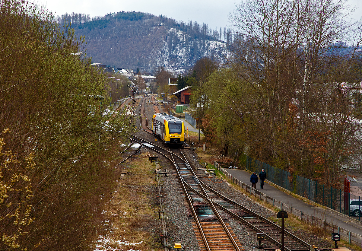 Im April noch ein Hauch von Winter....
Der VT 505 (95 80 1648 105-2 D-HEB / 95 80 1648 605-1 D-HEB) der HLB (Hessische Landesbahn GmbH), ein Alstom Coradia LINT 41 der neuen Generation, verlässt am 03.04.2022, als RB 96  Hellertalbahn  (Betzdorf - Herdorf - Neunkirchen - Haiger - Dillenburg), den Bahnhof Herdorf und fährt weitern Richtung Dillenburg.

Nochmals einen lieben Gruß an den netten Tfr zurück, der mich hier mit Handzeichen freundlich grüßte.
