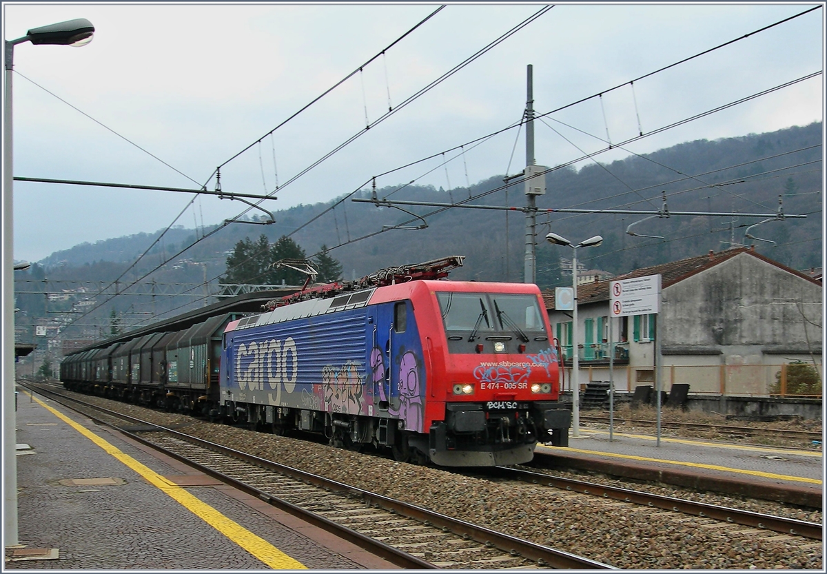 Im Archiv gefunden: die SBB Re 474 005 fährt mit einem Güterzug durch den Bahnhof von Stresa. Das Bild stammt aus der Anfangszeit meiner Digitalfotografie und ist deshalb trotz Bearbeitung Qualitativ nicht auf dem Stand heutiger Bilder.
6. Feb. 2007