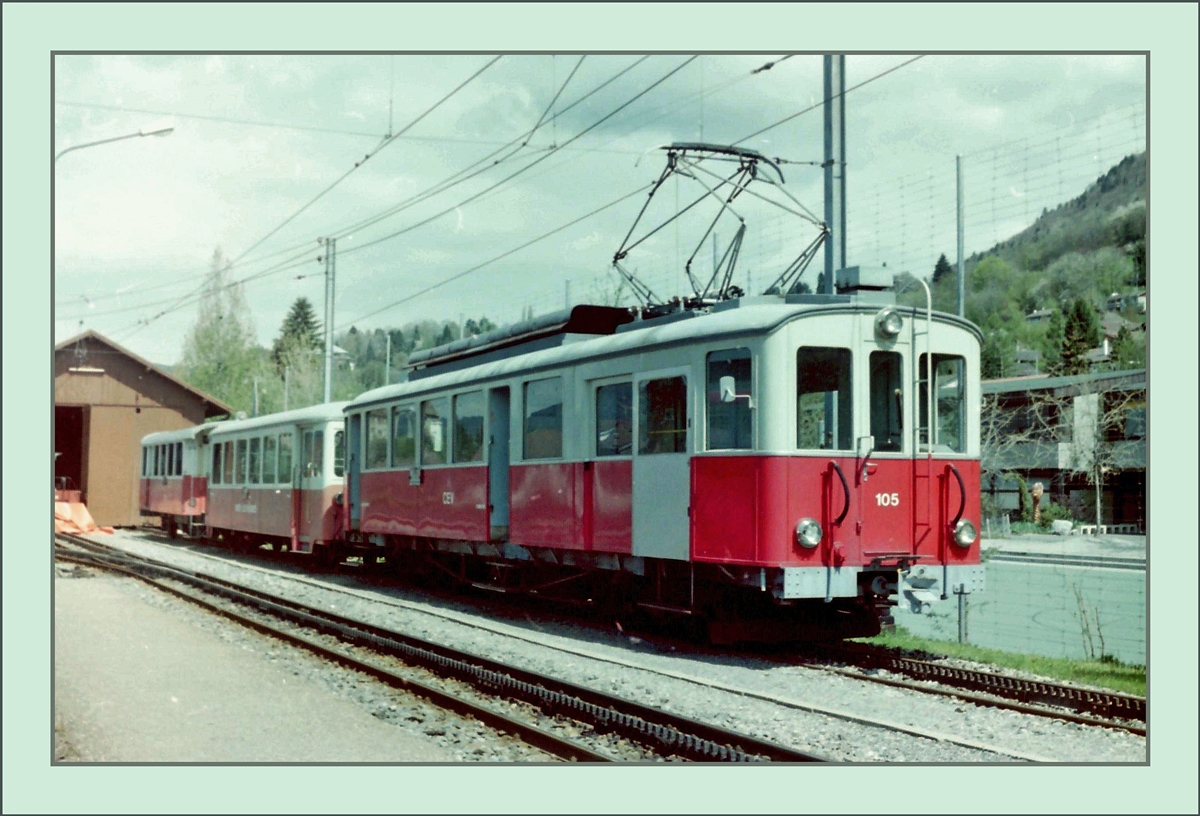 Im Archiv habe ich dieses gescannte Bild gefunden: Der CEV BDe 4/4 105 in Blonay im Sommer 1985. Schon damals wurde der Triebwagen nur noch für Dienstzüge und äusserst selten für Reisezüge verwendet. Bleibt die Hoffnung, dass schöne Triebwagen eines Tages wieder zwischen Vevey, Blonay und Chamby verkehren wird.
